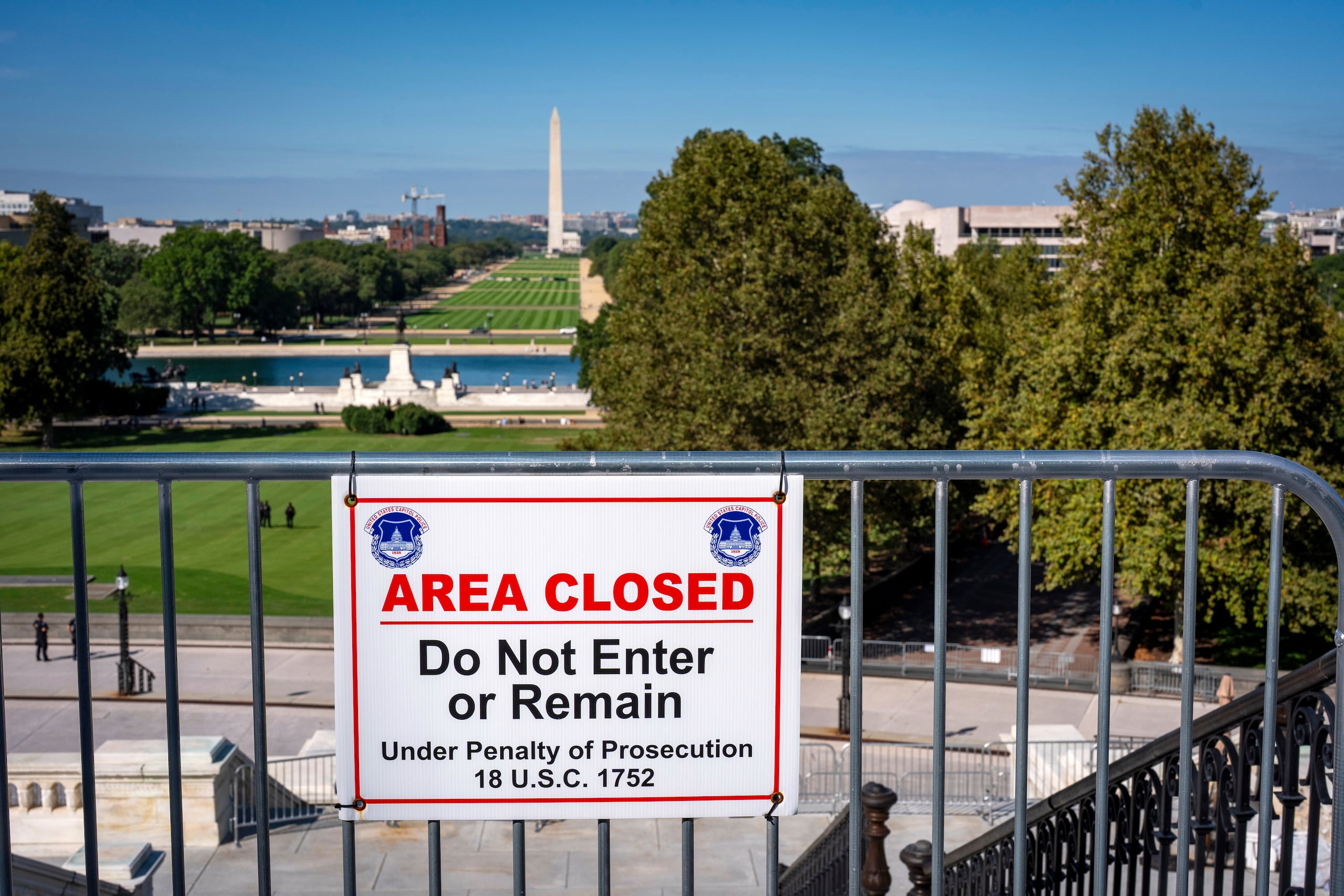 El jardín del Capitolio y el complejo de monumentos National Mall desde la terraza del Capitolio en el primer día del cierre de gobierno, el miércoles 1 de octubre de 2025, en Washington.