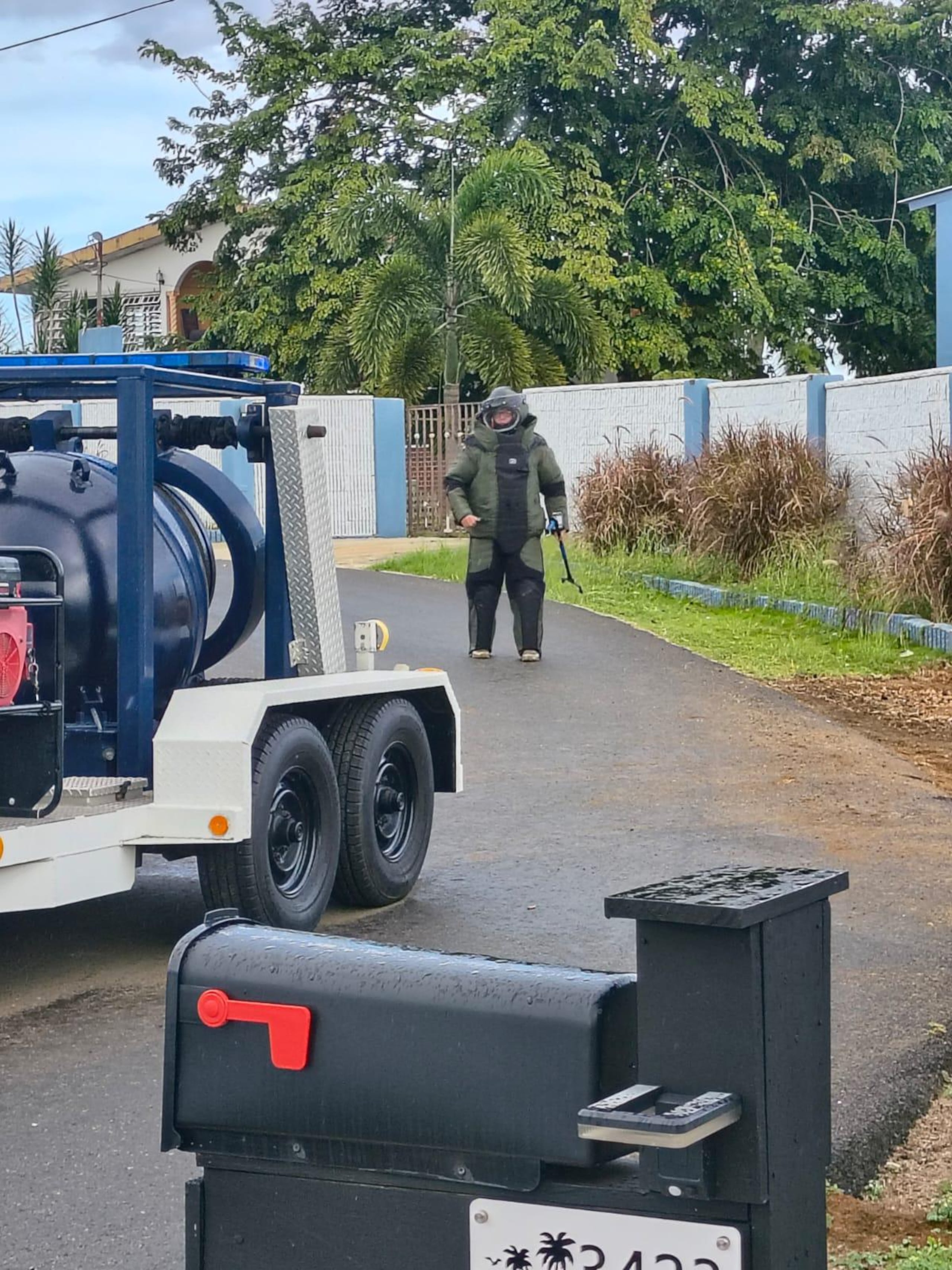 La División de Explosivos removió esta tarde una granada de un solar de una comunidad aledaña a la playa de Vega Baja.