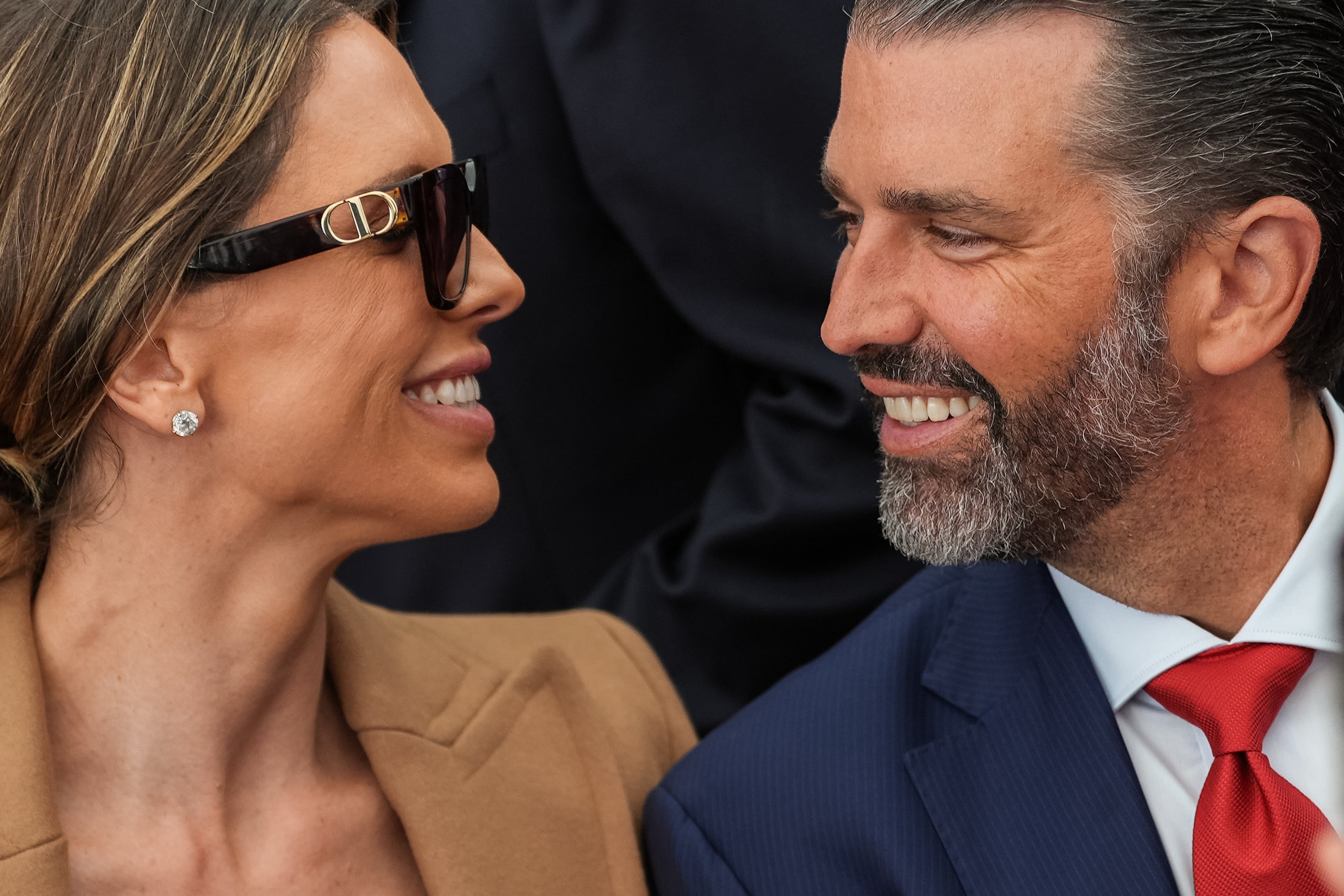 Donald Trump Jr. y su esposa Bettina Anderson antes del discurso del presidente Donald Trump en Deerfield Residence, la residencia del embajador estadounidense en Dublín, Irlanda, el 12 de septiembre del 2026. (AP foto/Julia Demaree Nikhinson)