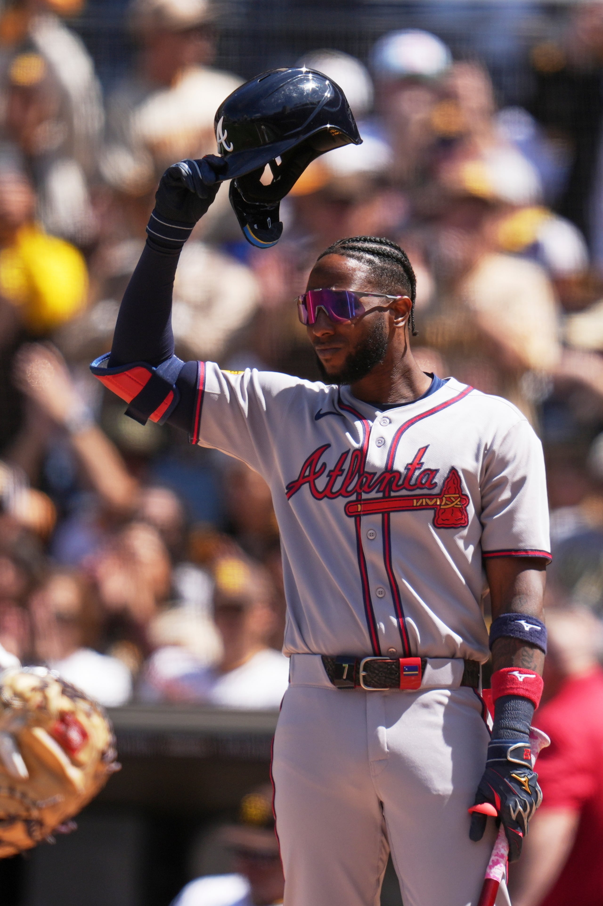 Jurickson Profar de los Bravos de Atlanta se quita la gorra en reconocimiento a la afición en su primer turno al bate en el primer día ante los Padres de San Diego el jueves 27 de marzo del 2025.