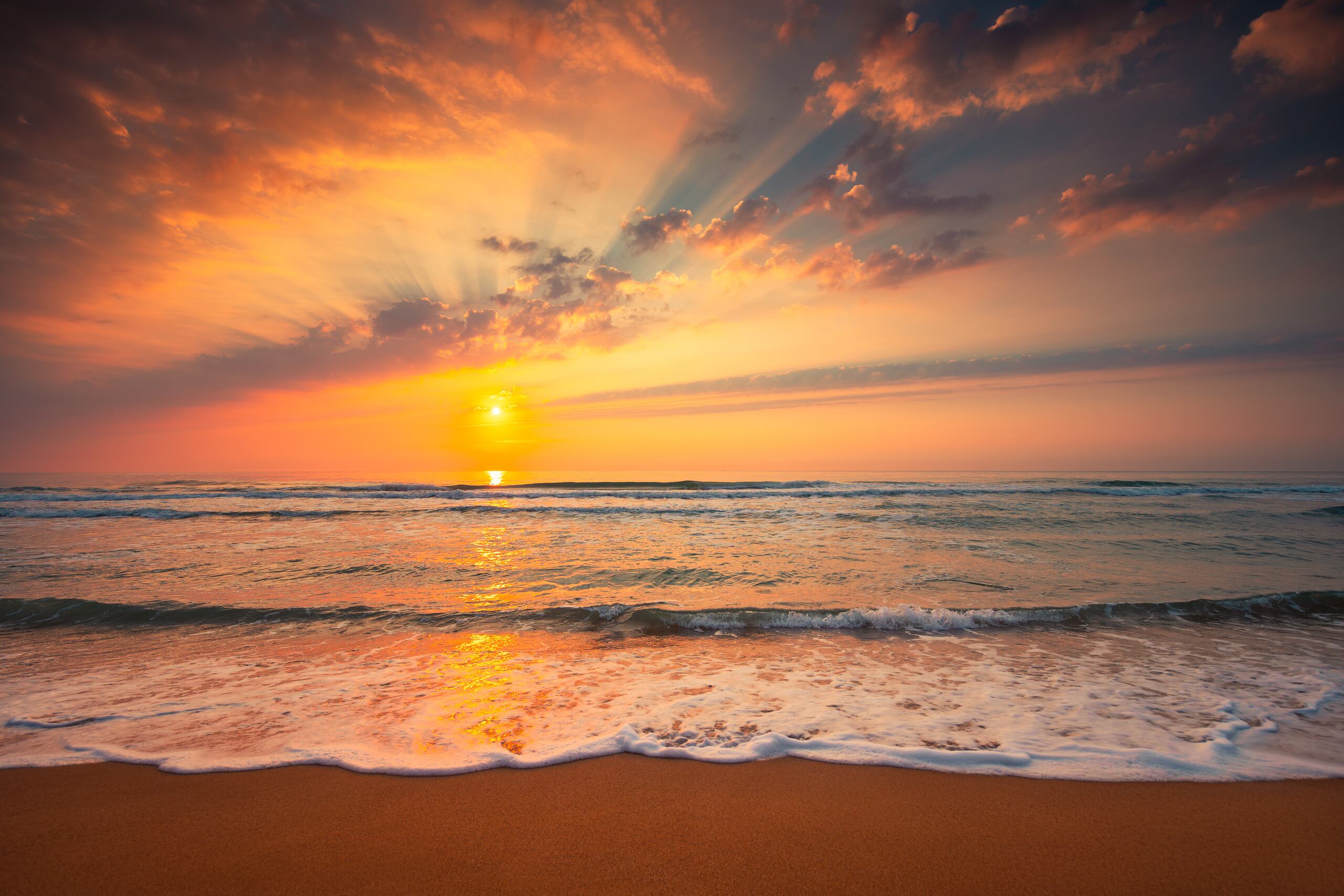 El sol visto en el horizonte durante el atardecer.