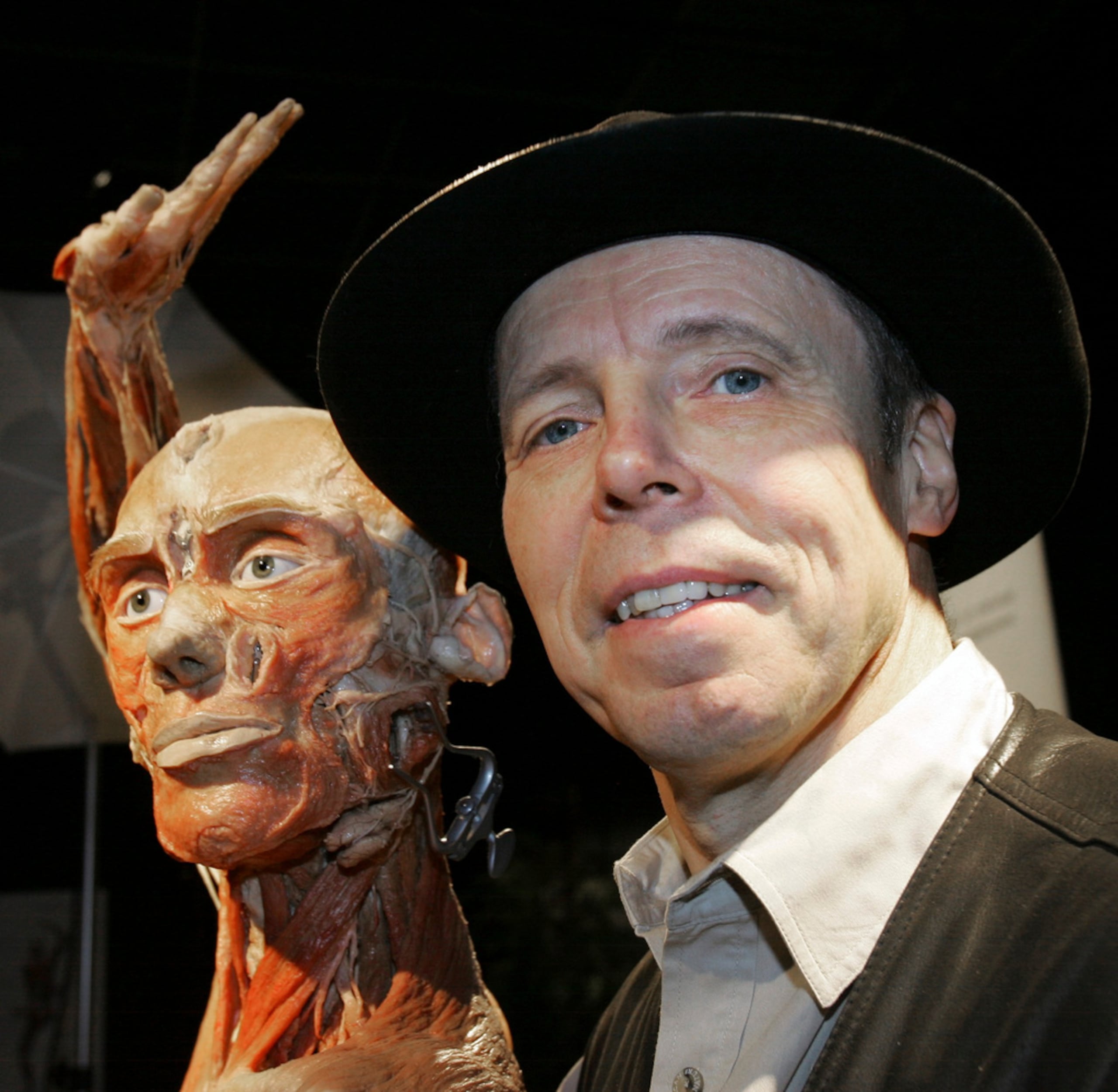 El alemán Gunther von Hagens posa junto a una pieza de la exhibición de anatomía “Body Worlds”, que muestra especímenes humanos reales, en Dallas, Texas, el 23 de enero de 2007.