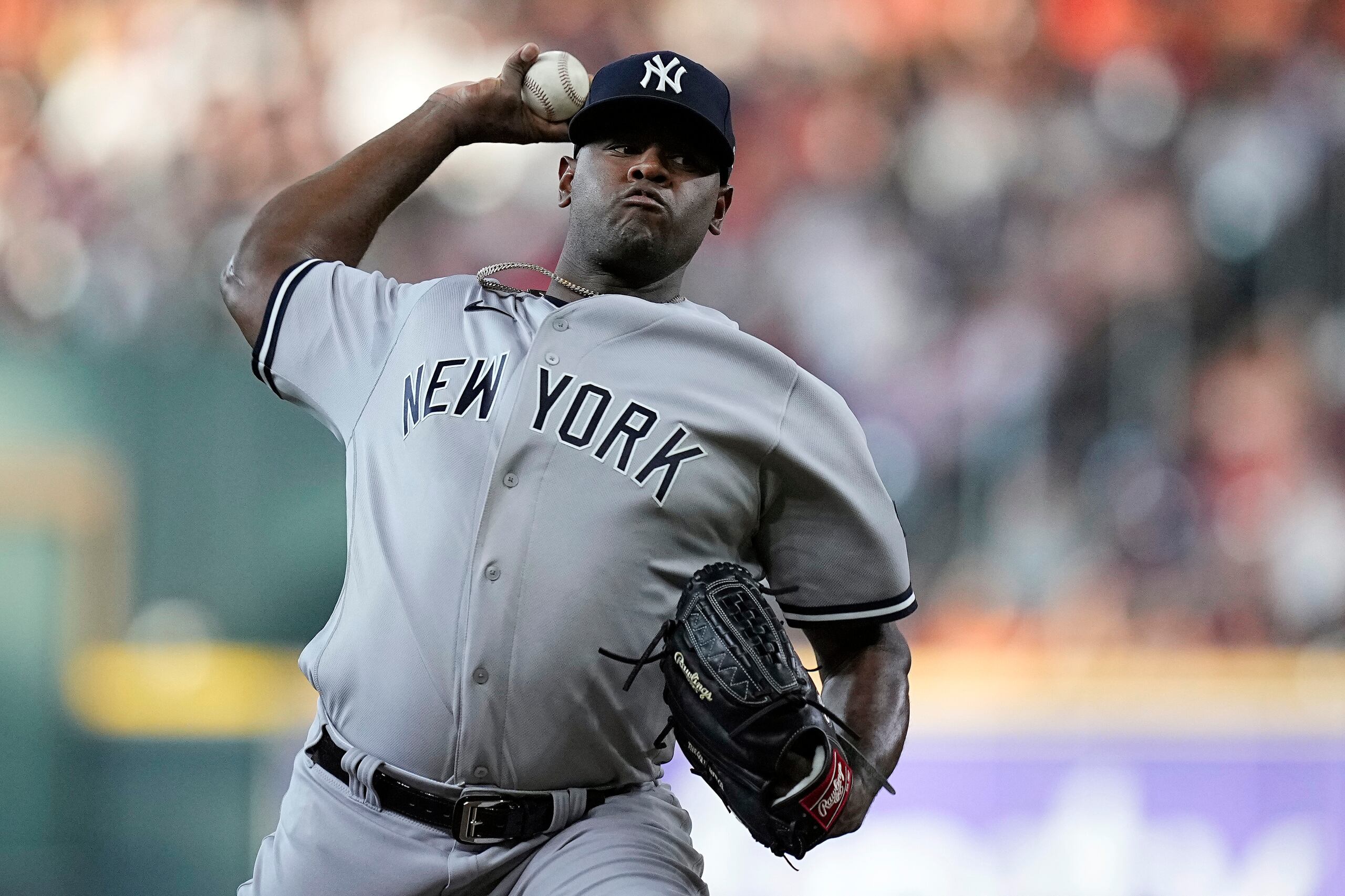 En esta foro del 2 de septiembre del 2023, el abridor Luis Severino realiza un lanzamiento en uniforme de los Yankees.