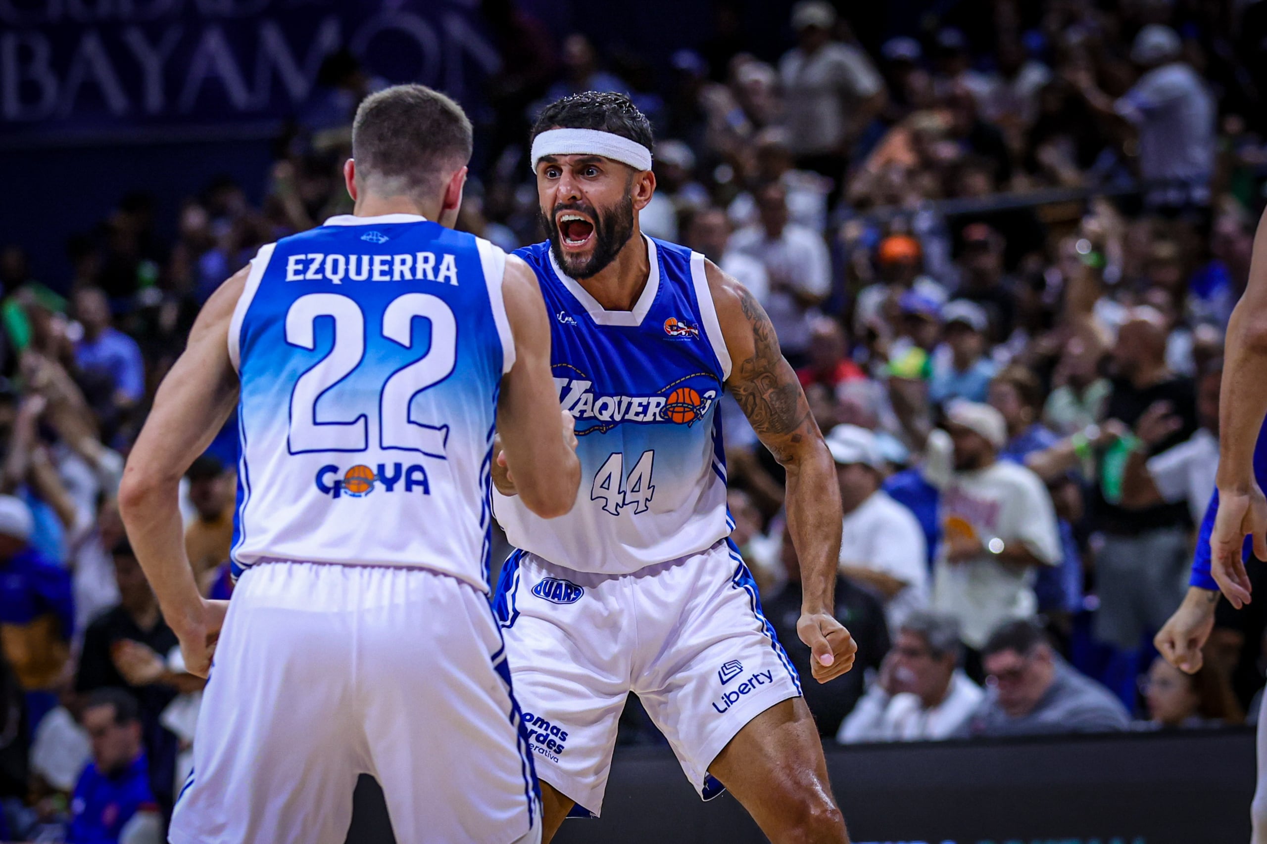 Javier Mojica celebra junto al novato Javier Ezquerra en el séptimo juego de la final de la Conferencia A del BSN entre los Vaqueros de Bayamón y los Cangrejeros de Santurce.
