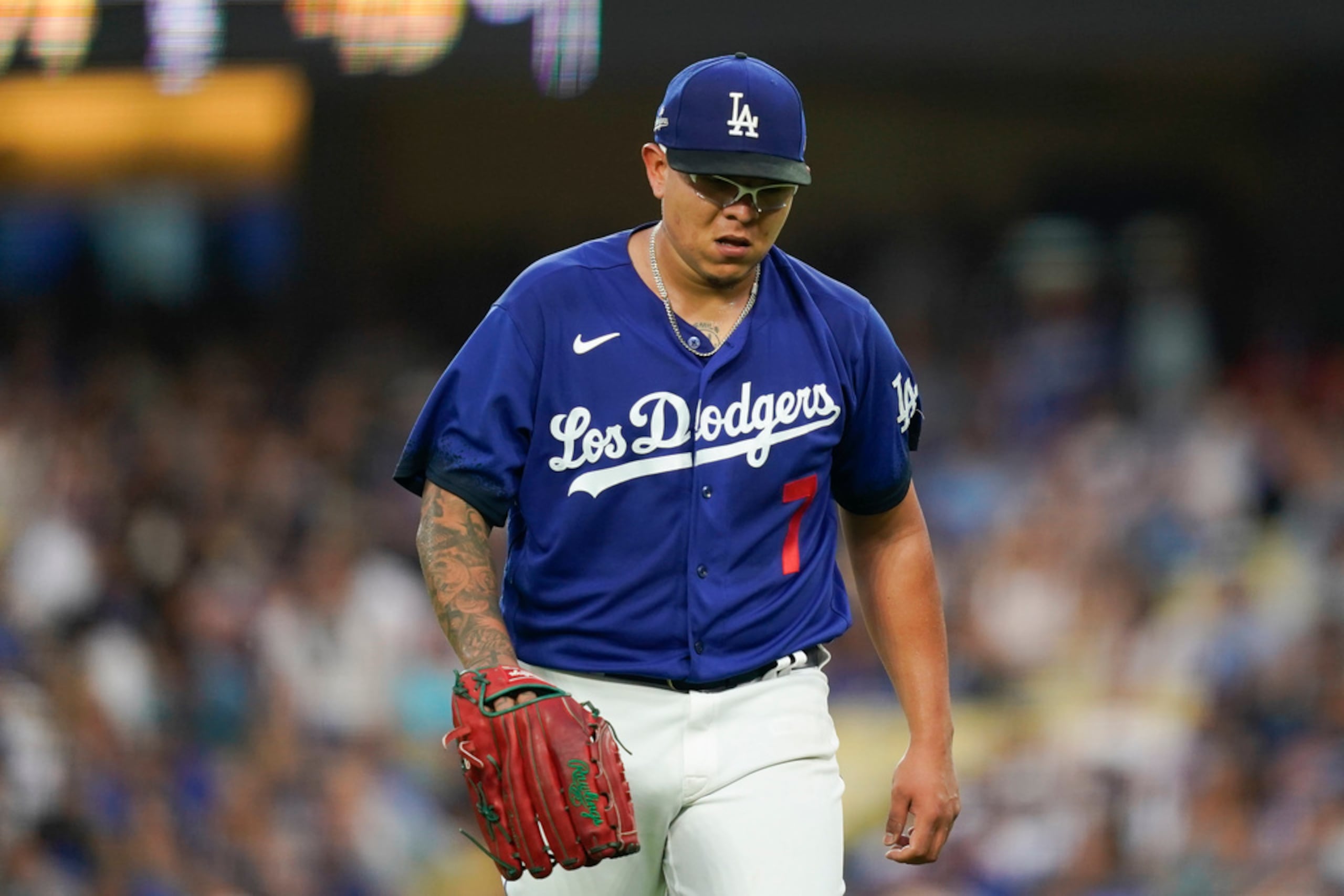 Julio Urías fue arrestado la noche del domingo por agentes del Departamento de Seguridad Pública en Exposition Park, al sur del centro de Los Ángeles.