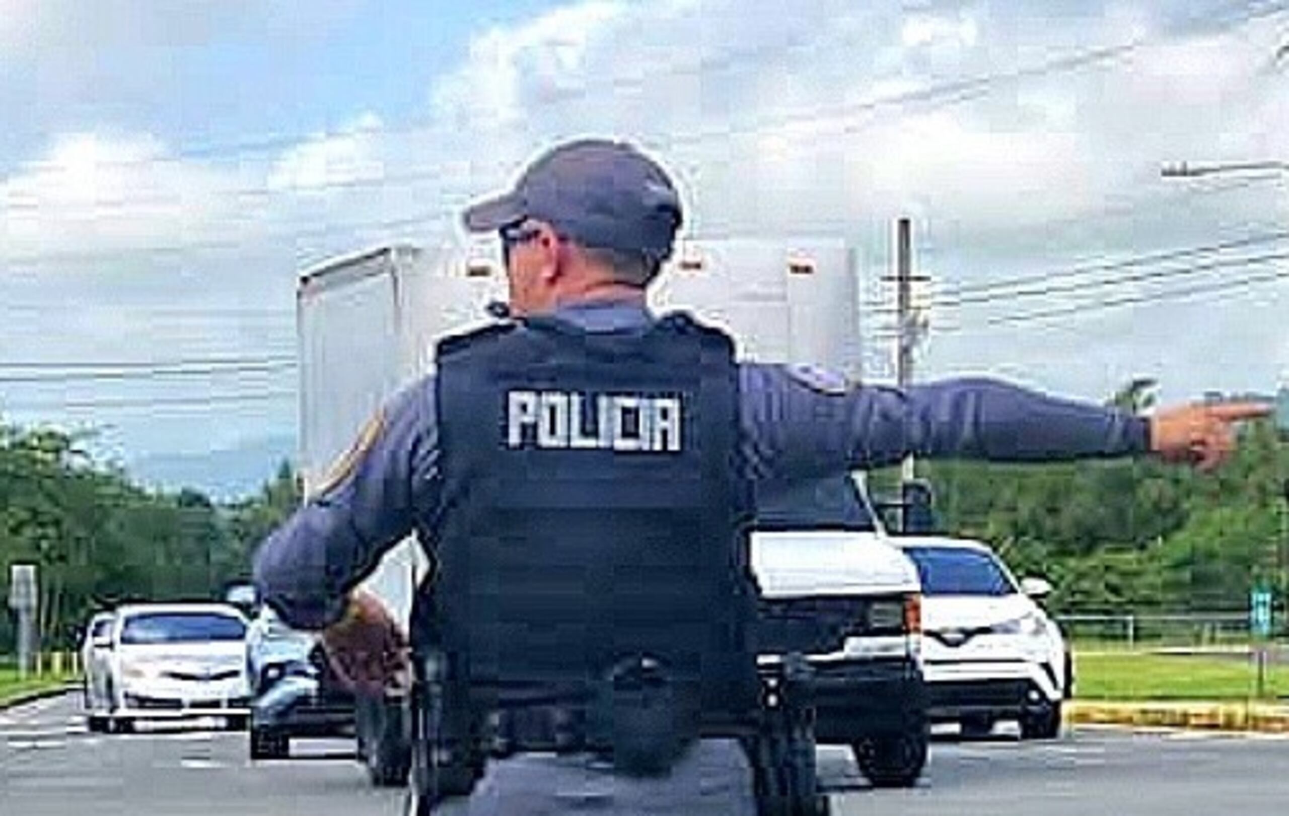 Policías dan el tránsito en semáforos sin energía en varias intersecciones en Mayagüez, Humacao, Río Grande, Luquillo Fajardo y Manatí.