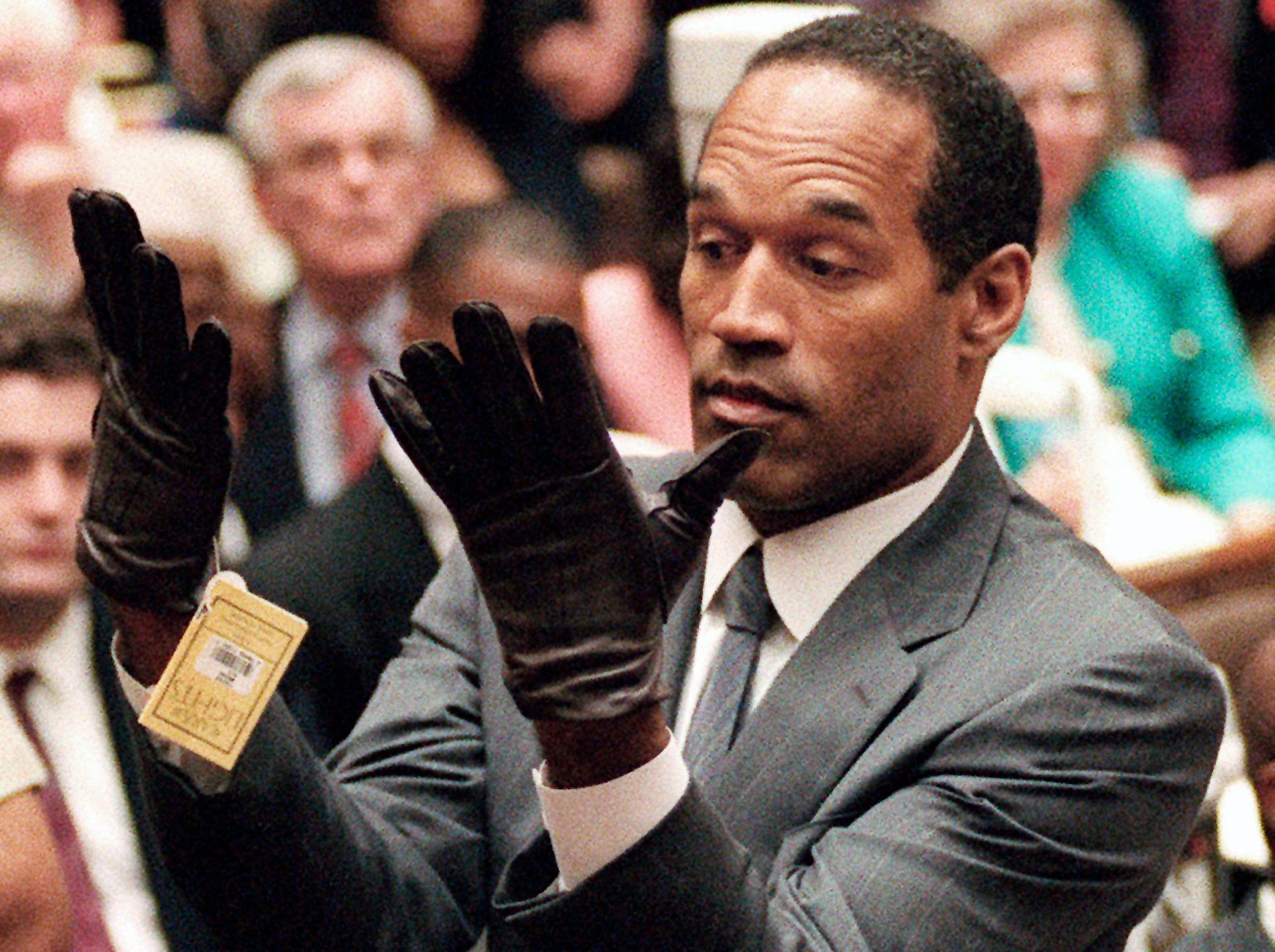 En su juicio por el asesinato de su exesposa y un amigo de esta, O.J. Simpson fue ordenado a ponerse un par de guantes similares a unos encontrados ensangrentado en la escena del crimen. También se le pidió medirse en que era evidencia, y no le sirvió, siendo una pieza fundamental en el que lograra ser absuelto en el caso criminal.
