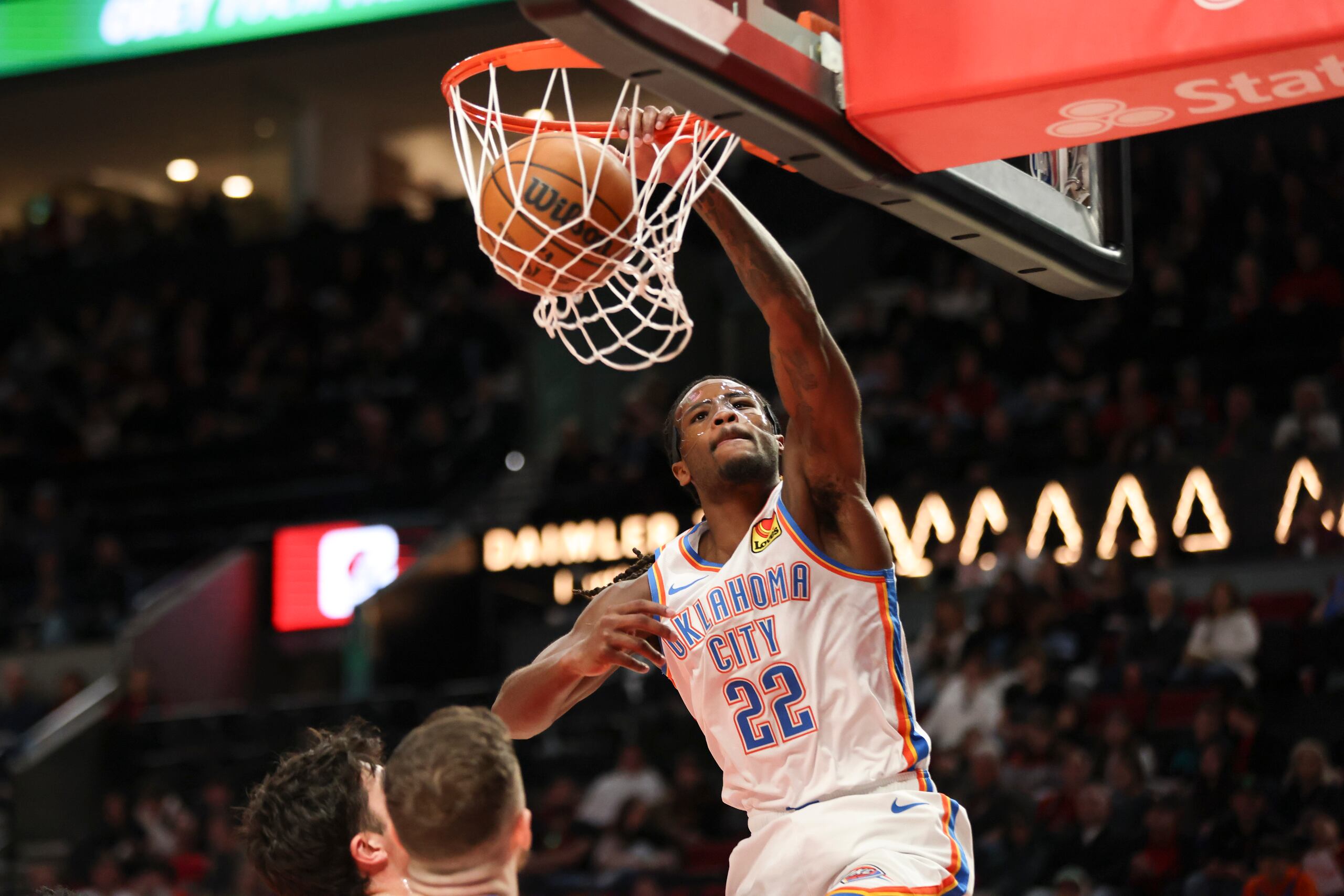 Cason Wallace (22) del Thunder de Oklahoma City clava el balón ante los Trail Blazers de Portland, el domingo 26 de enero de 2025, en Portland. (AP Foto/Amanda Loman)