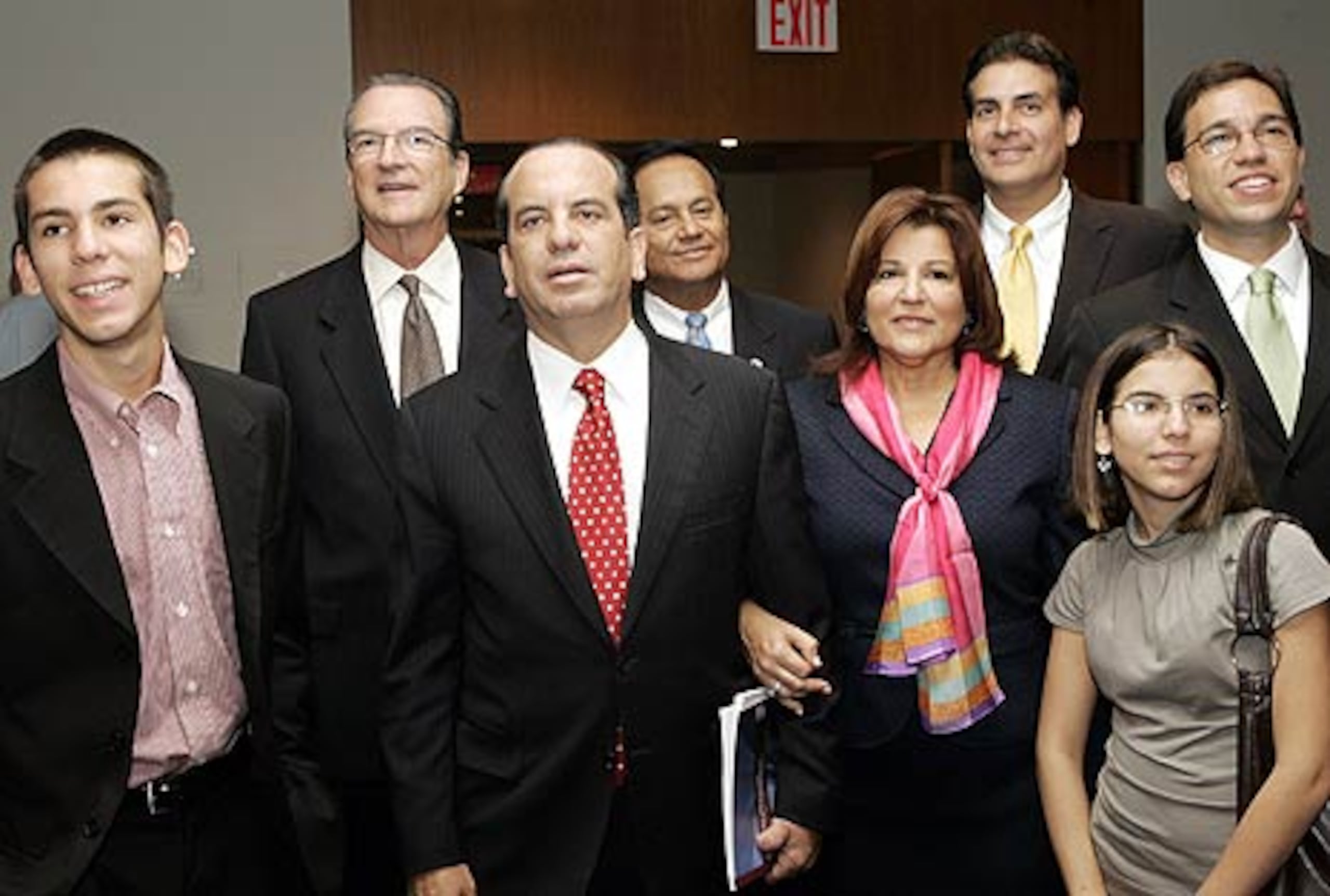 El gobernador Aníbal Acevedo Vilá, en el centro, llegó a la Organización de las Naciones Unidas junto a su hijo Juan Carlos, su esposa Luisa Gándara y su hija Gabriela. Lo acompañan el candidato a comisionado residente Alfredo Salazar, el alcalde de Caguas, William Miranda; el ex senador Eduardo Bhatia; y el director del PRFAA, Flavio Cumpiano. (Prensa Asociada / David Karp)