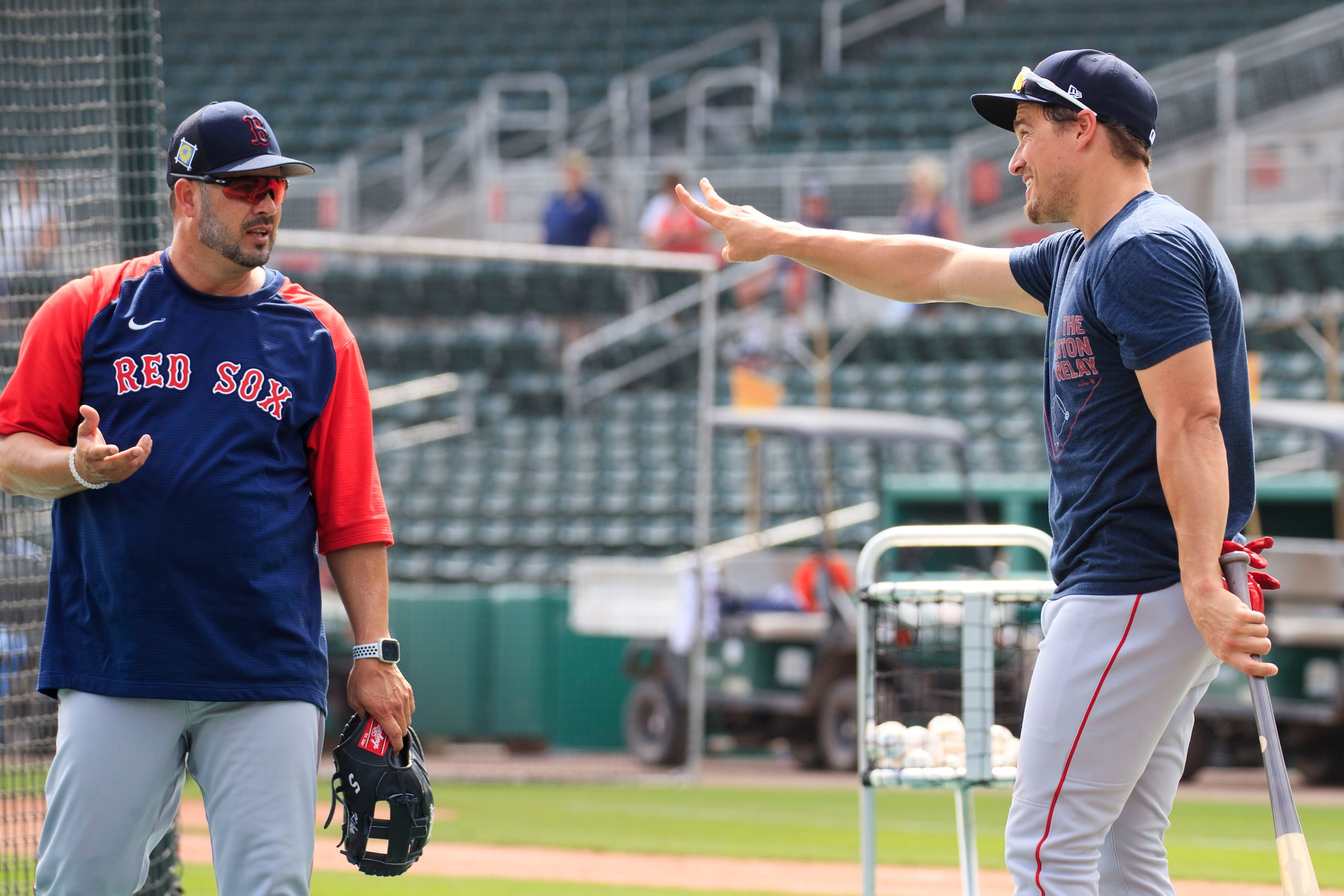 Ramón Vázquez, a la izquierda, va a su tercera temporada como coach de banco de los Red Sox.