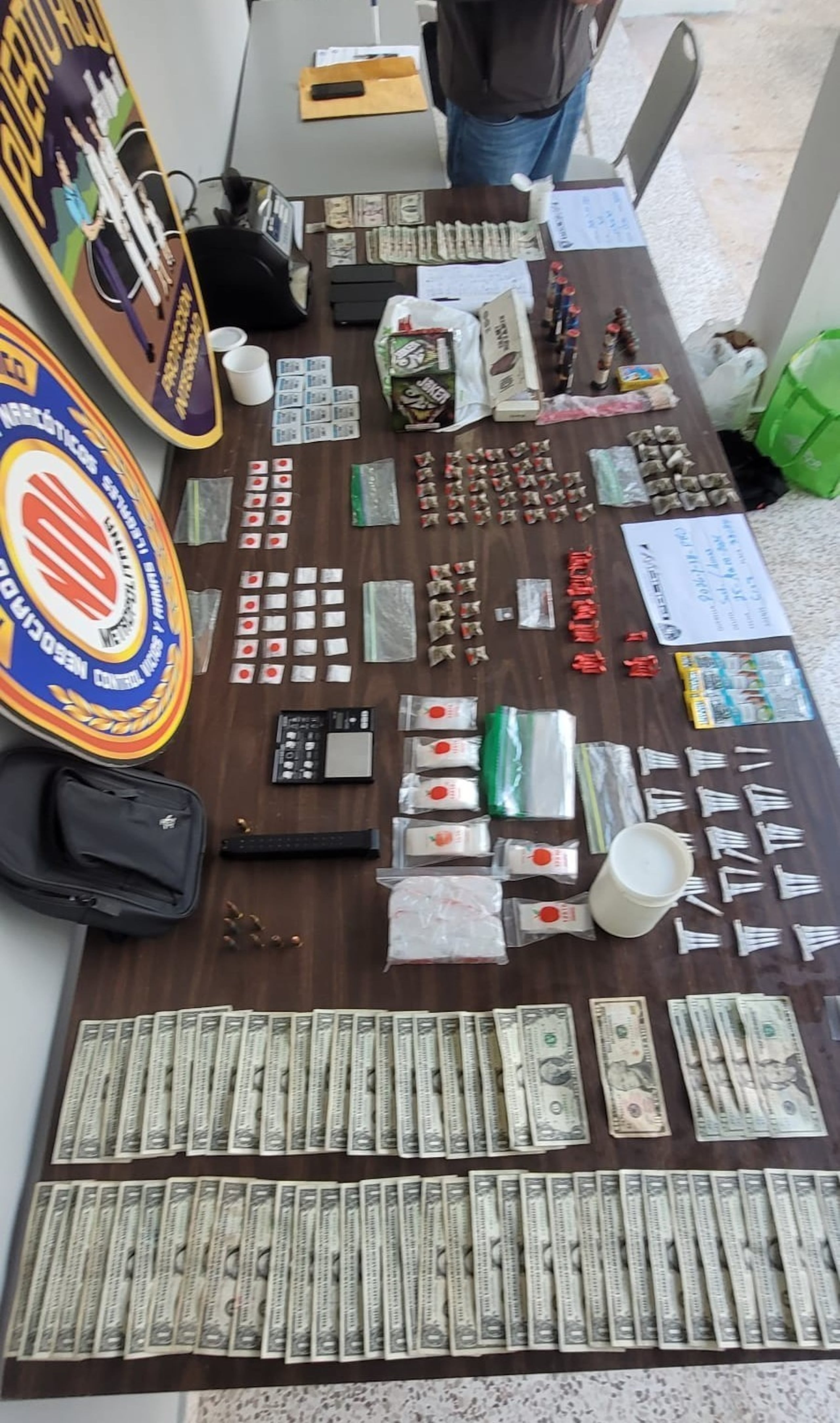 Drogas, balas, cargadores y otro material ilícito ocupados en allanamientos diligenciados en el residencial Villas de Monterrey, en Bayamón.