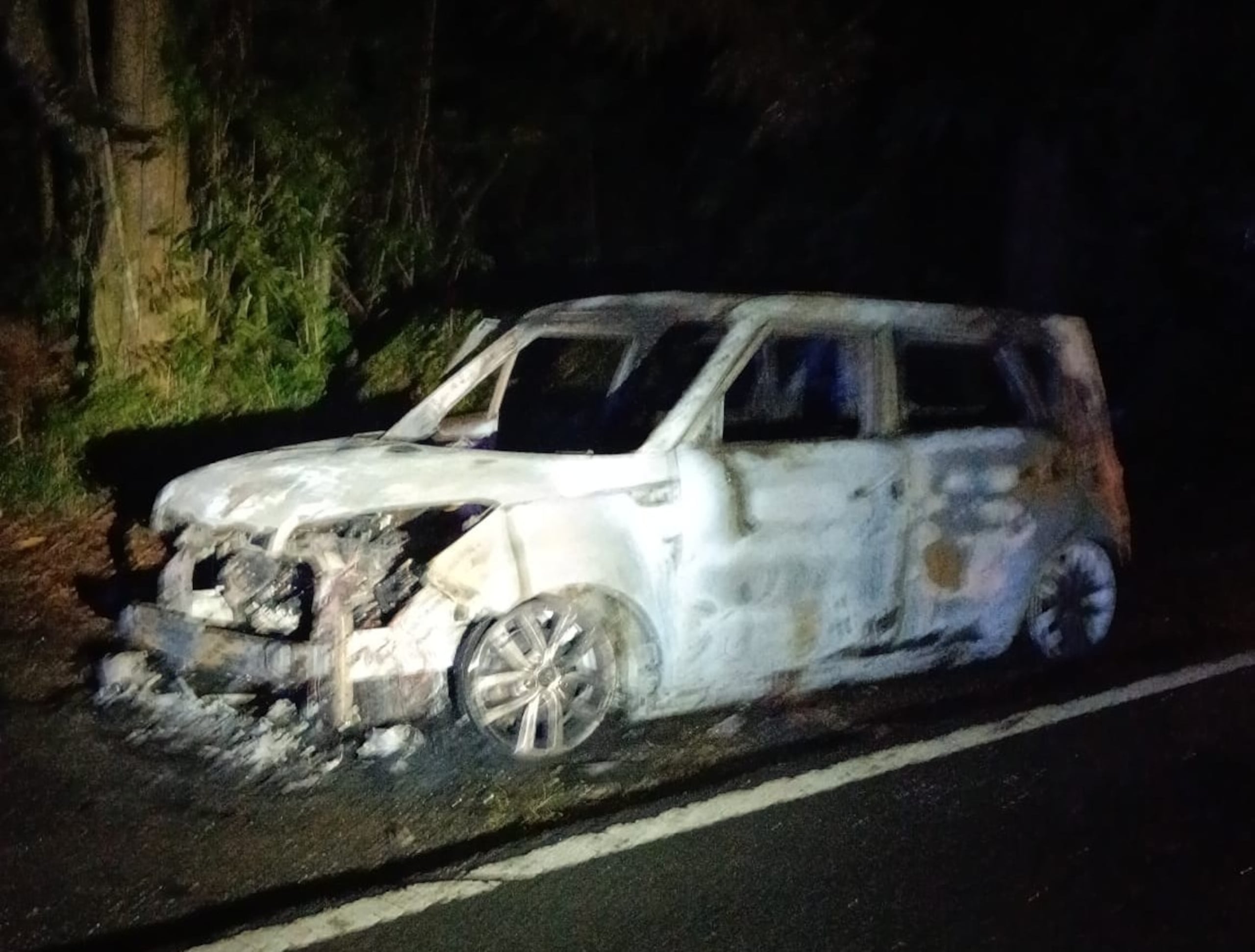 El vehículo quemado aparenta ser una guagua Kia Soul blanca, según la Policía.
