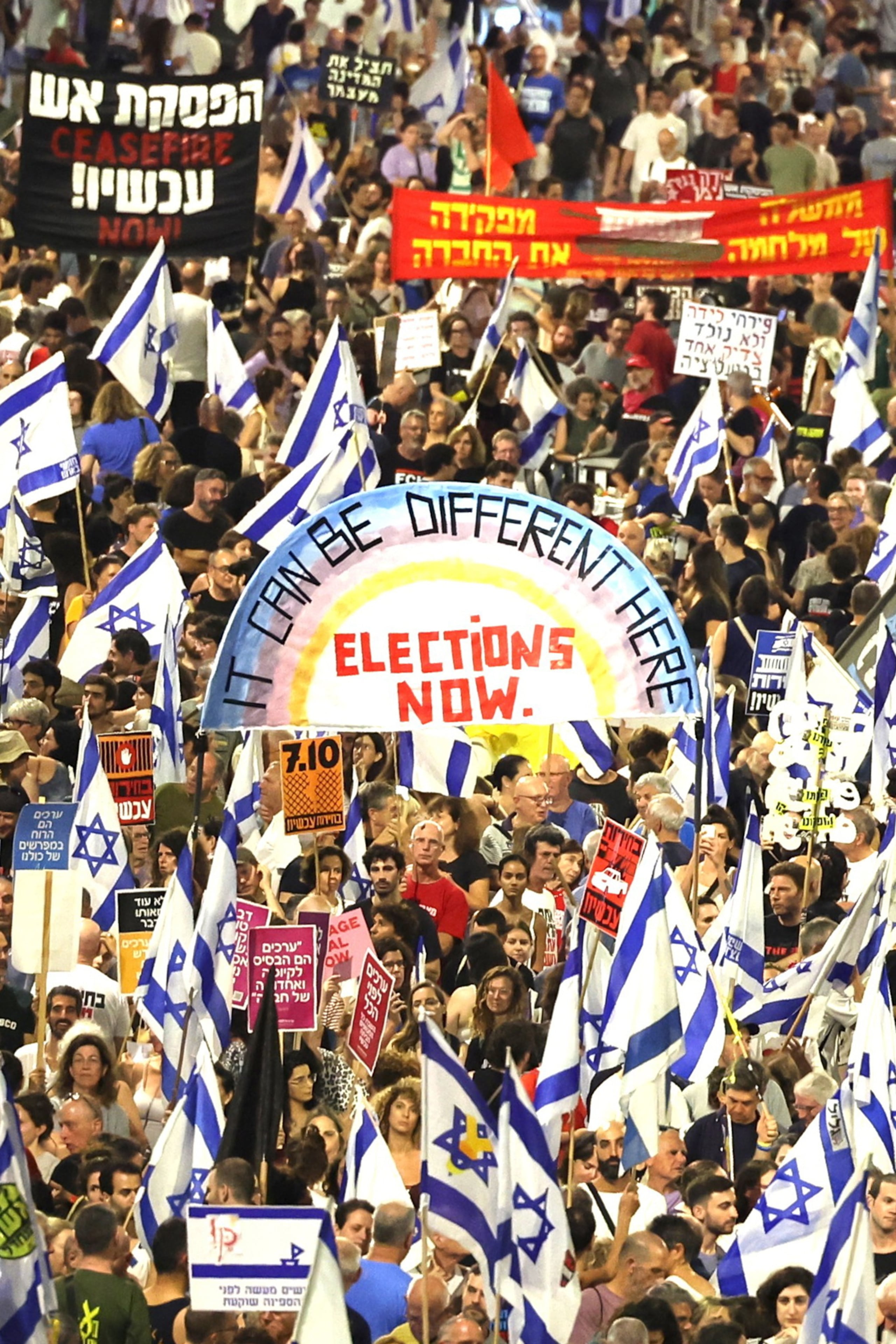 Los manifestantes participan en una protesta contra el gobierno del primer ministro israelí Netanyahu y piden la liberación de los rehenes retenidos en Gaza, frente al cuartel general militar de Kirya en Tel Aviv, Israel, el 6 de julio de 2024. Según el ejército israelí, 116 israelíes, que fueron secuestrados y llevados a la Franja de Gaza durante los ataques de Hamás del 7 de octubre de 2023, permanecen en cautiverio. Las manifestaciones en Israel han criticado el manejo de la crisis por parte del gobierno, exigiendo la liberación inmediata de todos los rehenes. (EFE/EPA/ABIR SULTAN)