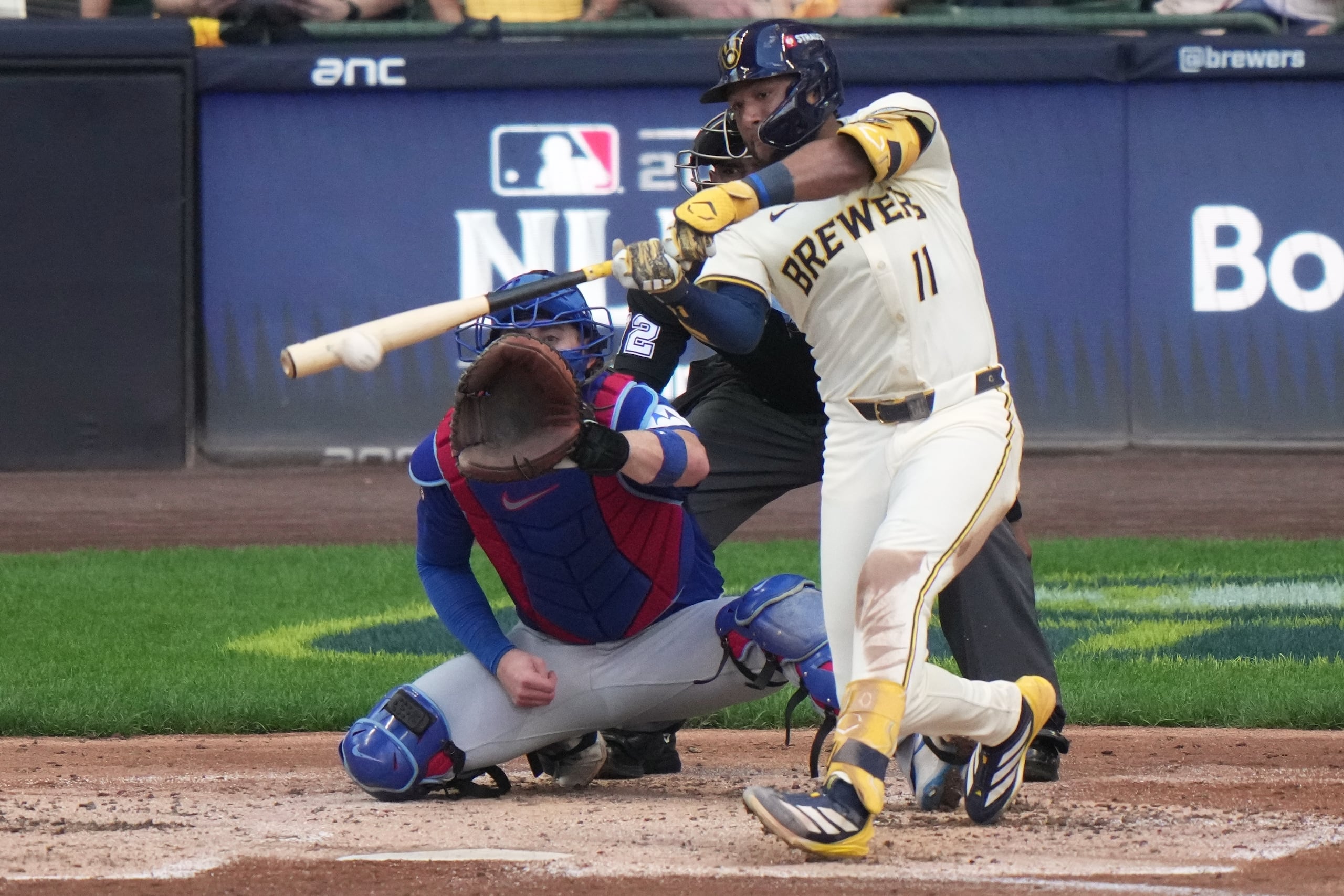 El venezolano Jackson Chourio de los Brewers de Milwaukee batea un sencillo remolcador en la segunda entrada del juego 1 de la Serie Divisional de la Liga Nacional ante los Cubs de Chicao el sábado 4 de octubre del 2025. (AP Foto/Morry Gash)