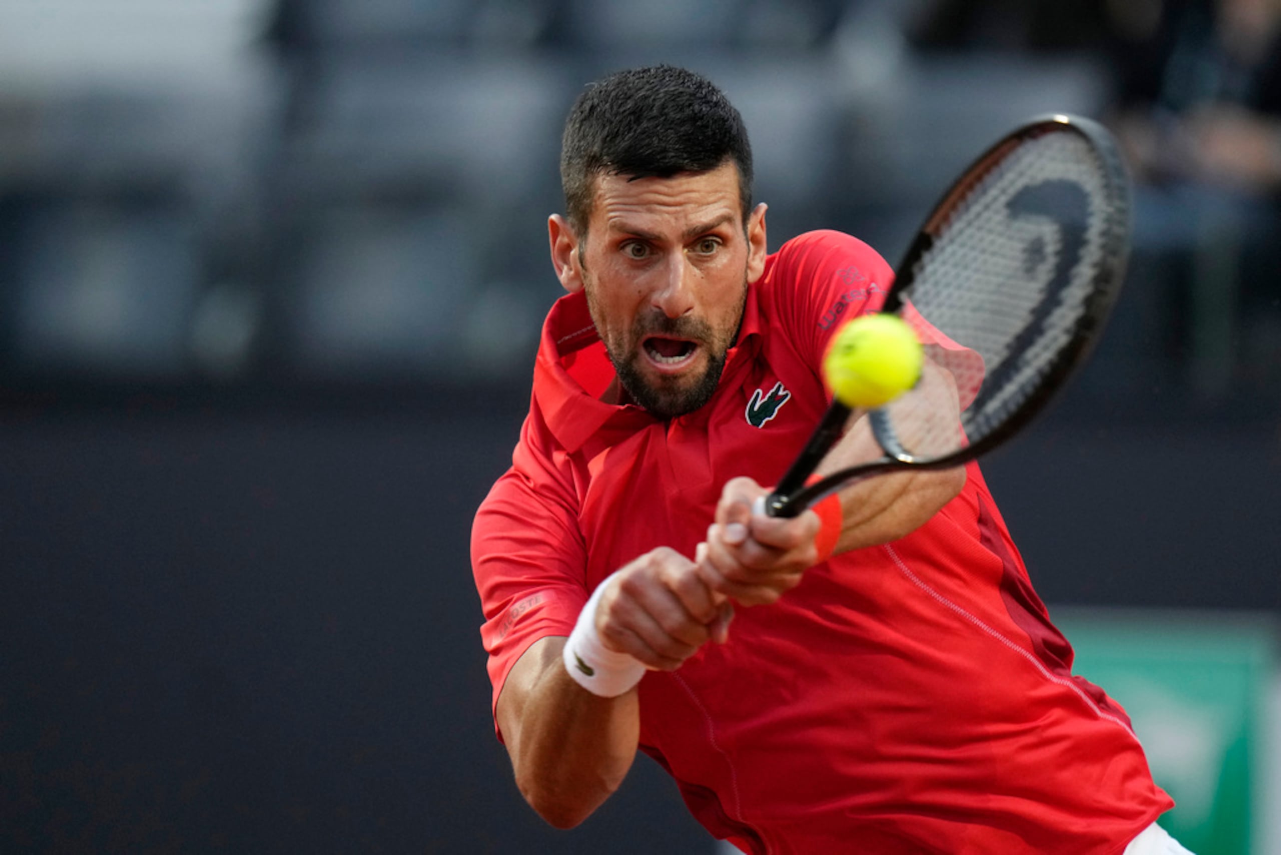 Novak Djokovic regresa la bola en el encuentro ante el francés Corentin Moutet en el Abierto de Italia en Roma.