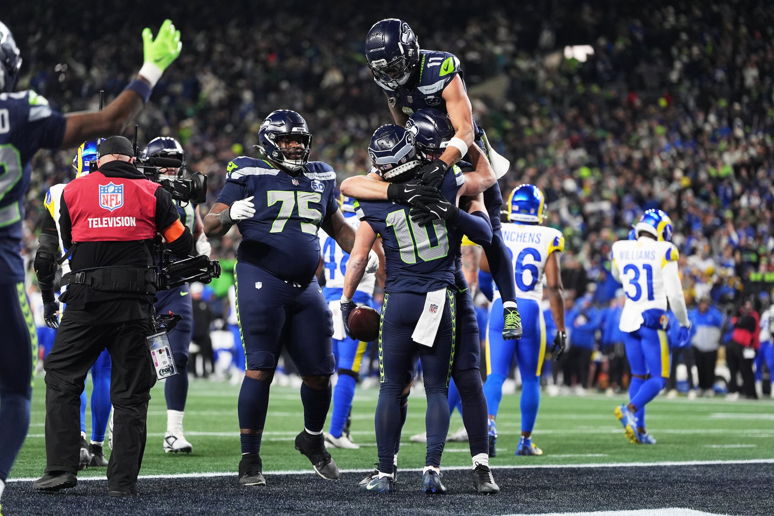 Cooper Kupp (10), wide receiver de los Seahawks de Seattle, celebra su touchdown con sus compañeros de equipo durante la segunda mitad del Juego de Campeonato de la NFC ante los Rams de Los Ángeles, el domingo 25 de enero de 2026, en Seattle. (AP Foto/Lindsey Wasson)