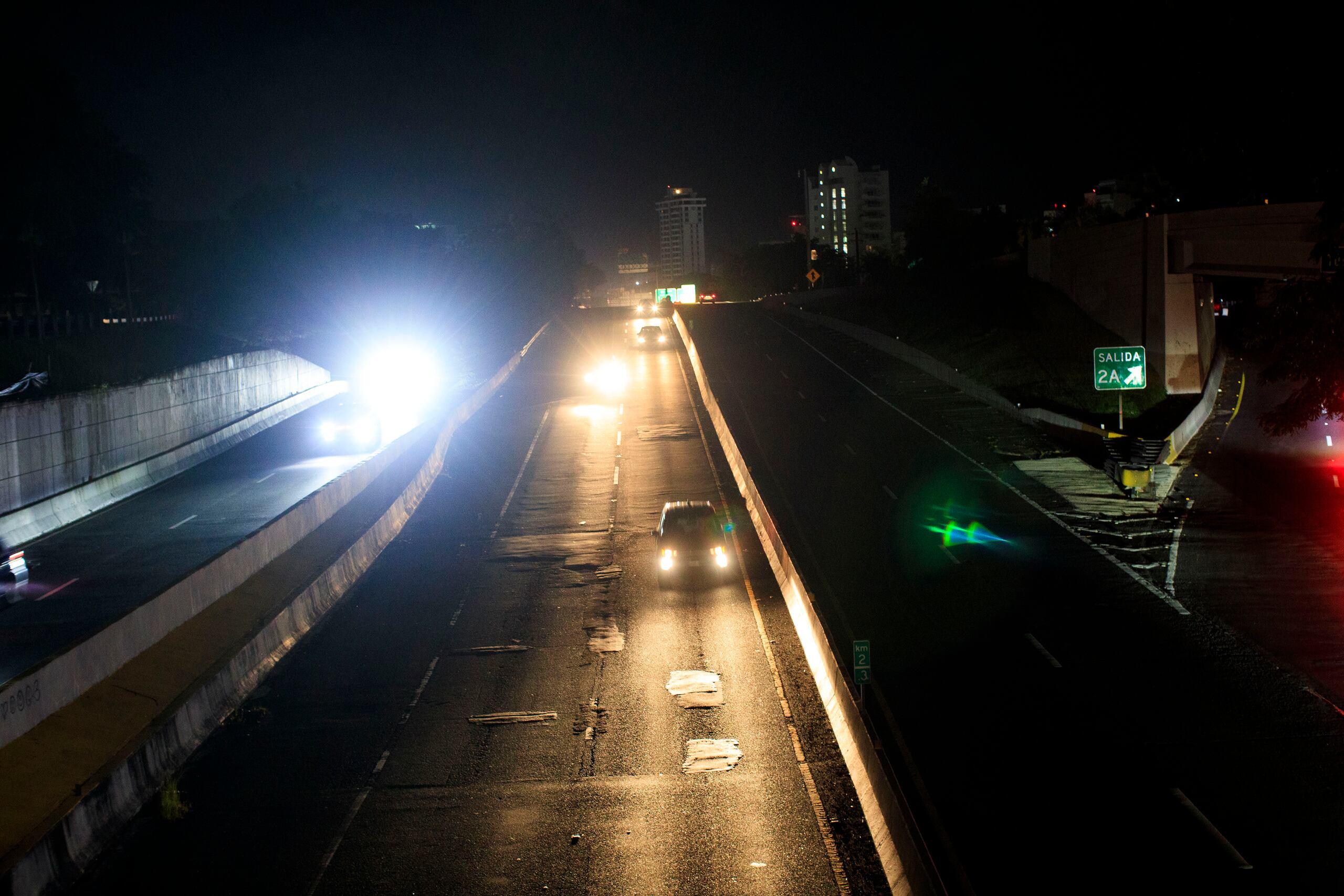 Una vista nocturna de la avenida Román Baldorioty De Castro. (Archivo/ GFR Media)