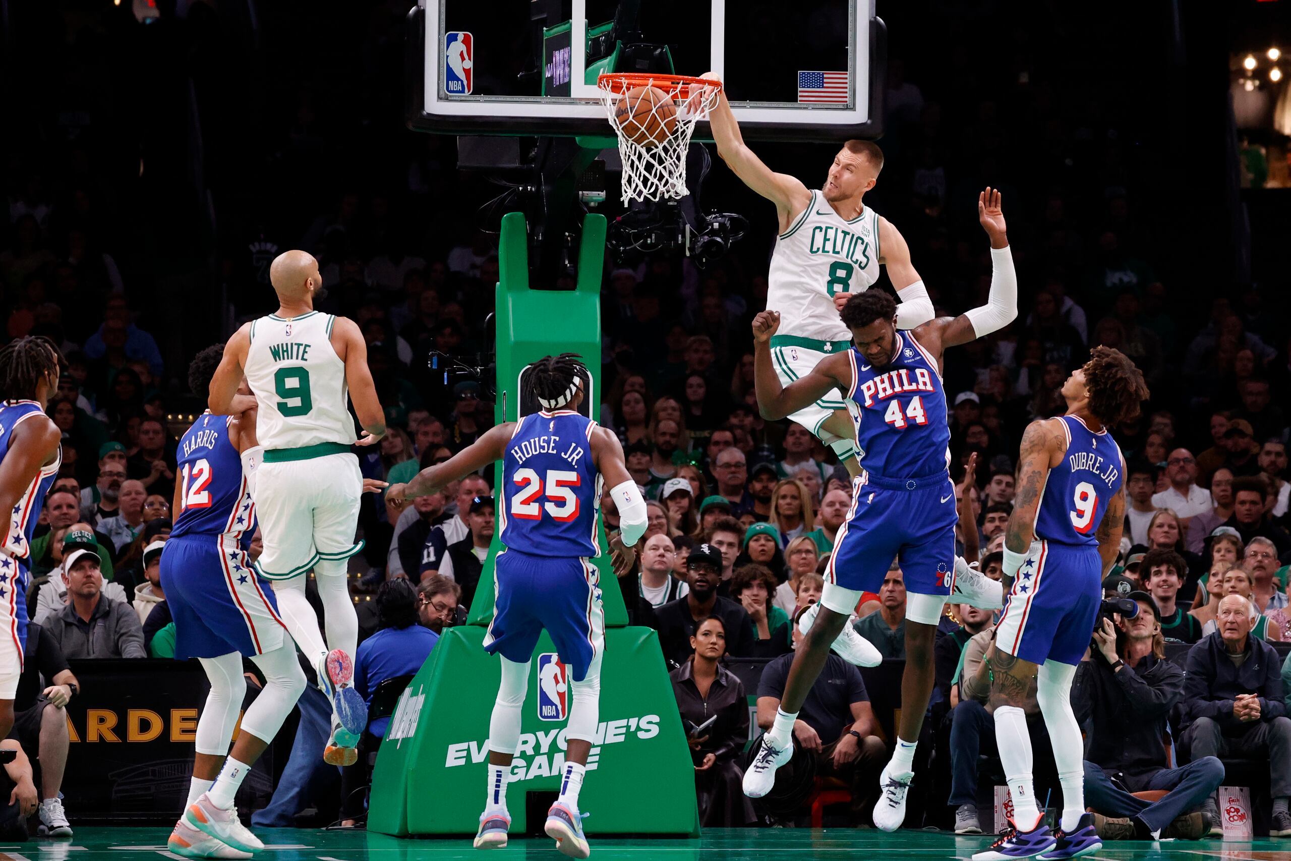 Kristaps Porzingis, nuevo centro de los Celtics de Boston, donquea durante un partido de pretemporada ante los 76ers de Filadelfia.