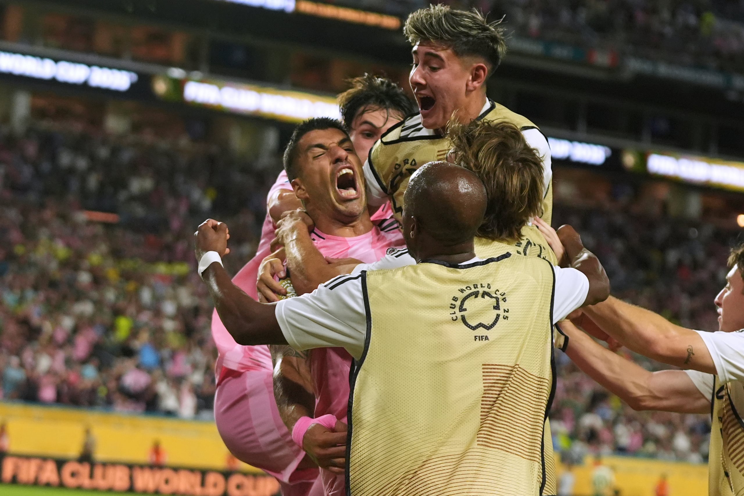 Luis Suárez celebra tras anotar el segundo gol de Inter Miami en el partido contra Palmeiras en el Mundial de Clubes, el lunes 23 de junio de 2025. (AP Foto/Lynne Sladky)
