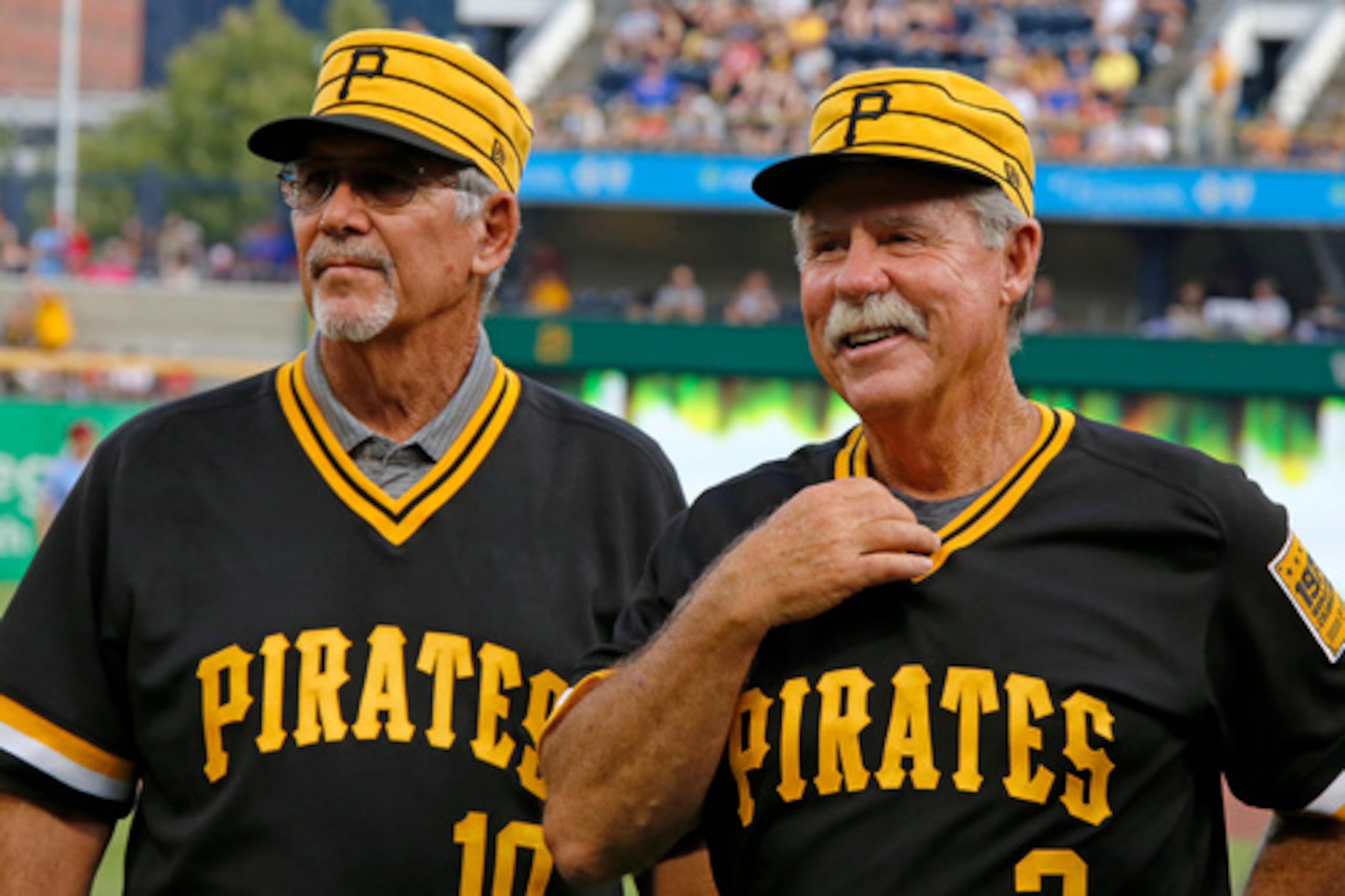 ARCHIVO - Tim Foli, a la izquierda, y Phil Garner, del equipo de los Piratas de Pittsburgh campeón del mundo en 1979 asisten a una ceremonia previa al partido recordando el logro del equipo hace 40 años antes de un partido de béisbol entre los Piratas de Pittsburgh y los Filis de Filadelfia en Pittsburgh, el 20 de julio de 2019. (AP Photo/Gene J. Puskar, Archivo)