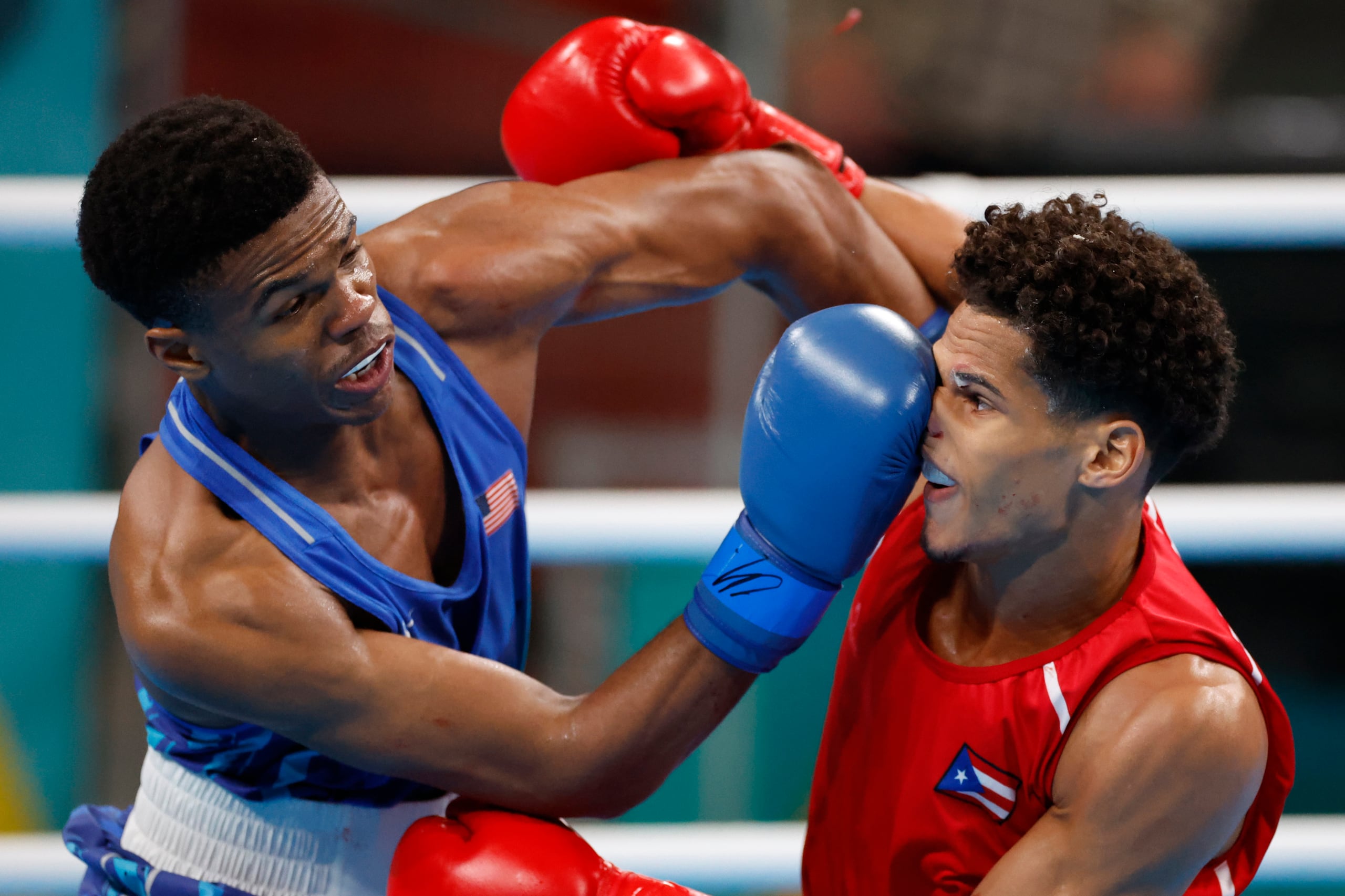 Esta es otra imagen del combate entre Omari Jones y Ángel Llanos.