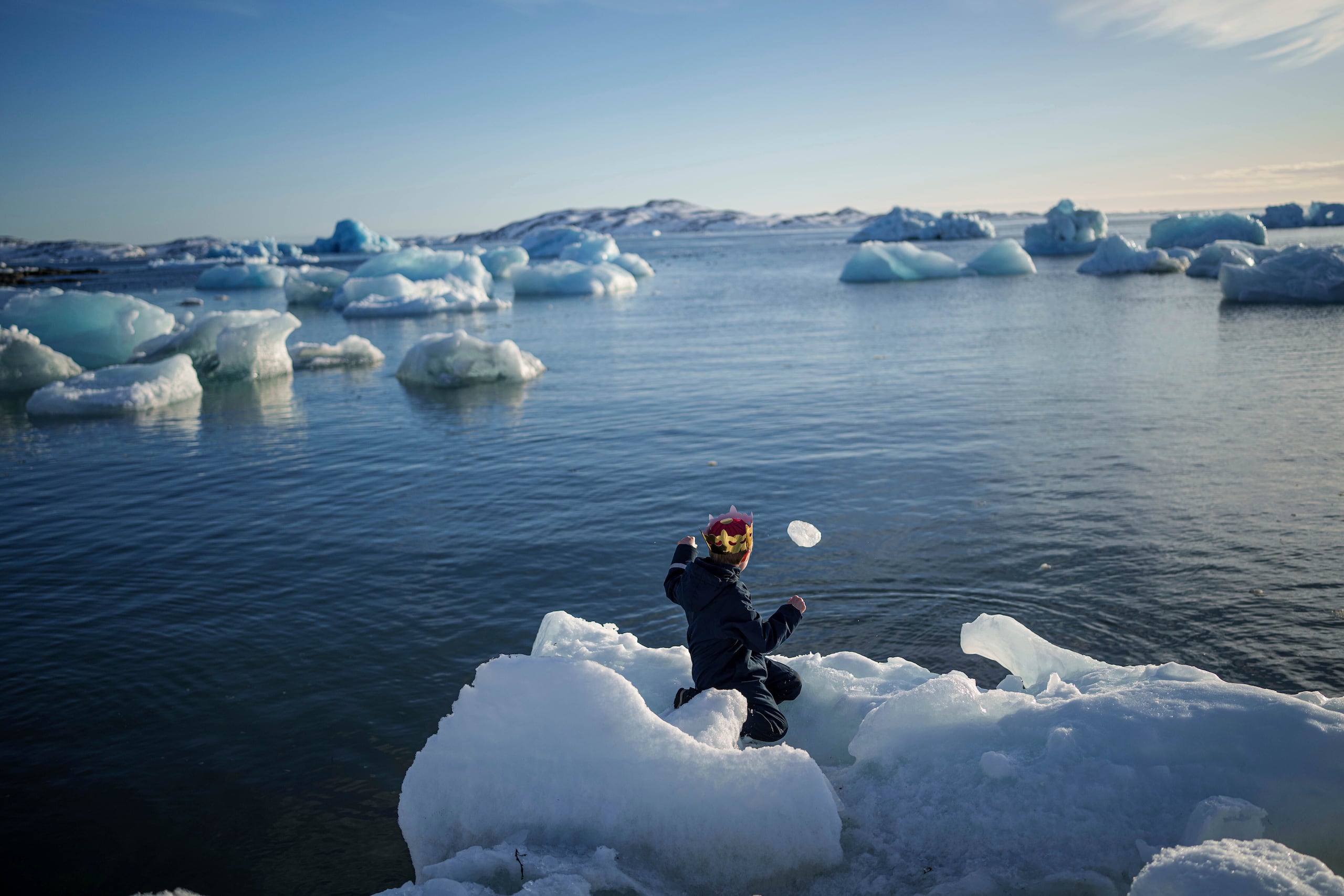ARCHIVO – Un niño arroja nieve al mar en Nuuk, Groenlandia, el 11 de marzo de 2025. (AP Foto/Evgeniy Maloletka, Archivo)