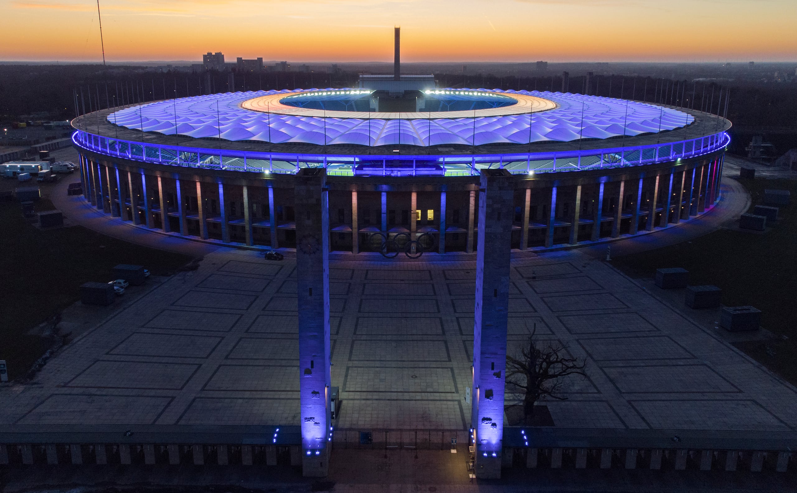 Esta foto del 21 de febrero del 2021 muestra al Estadio Olímpico de Berlín iluminado al atardecer tras el encuentro del Hertha Berlín y el Leipzig en la Bundesliga.