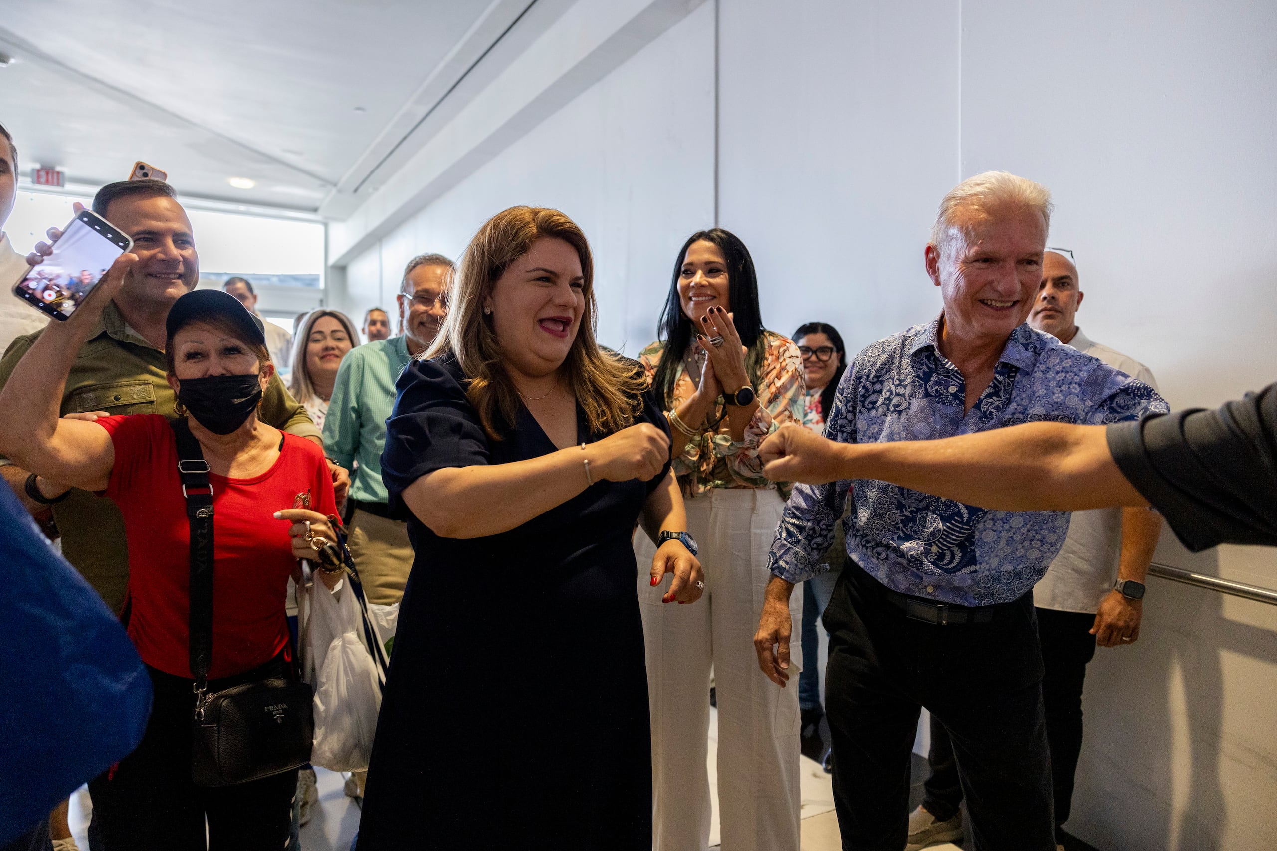 En su recorrido por Plaza del Sol, Jenniffer González estuvo acompañada por el alcalde de Bayamón y su padrino político, Ramón Luis Rivera, así como el precandidato a comisionado residente por el PNP, Elmer Román, y el aspirante a la Cámara de Representantes, Roberto Lefranc Fortuño.