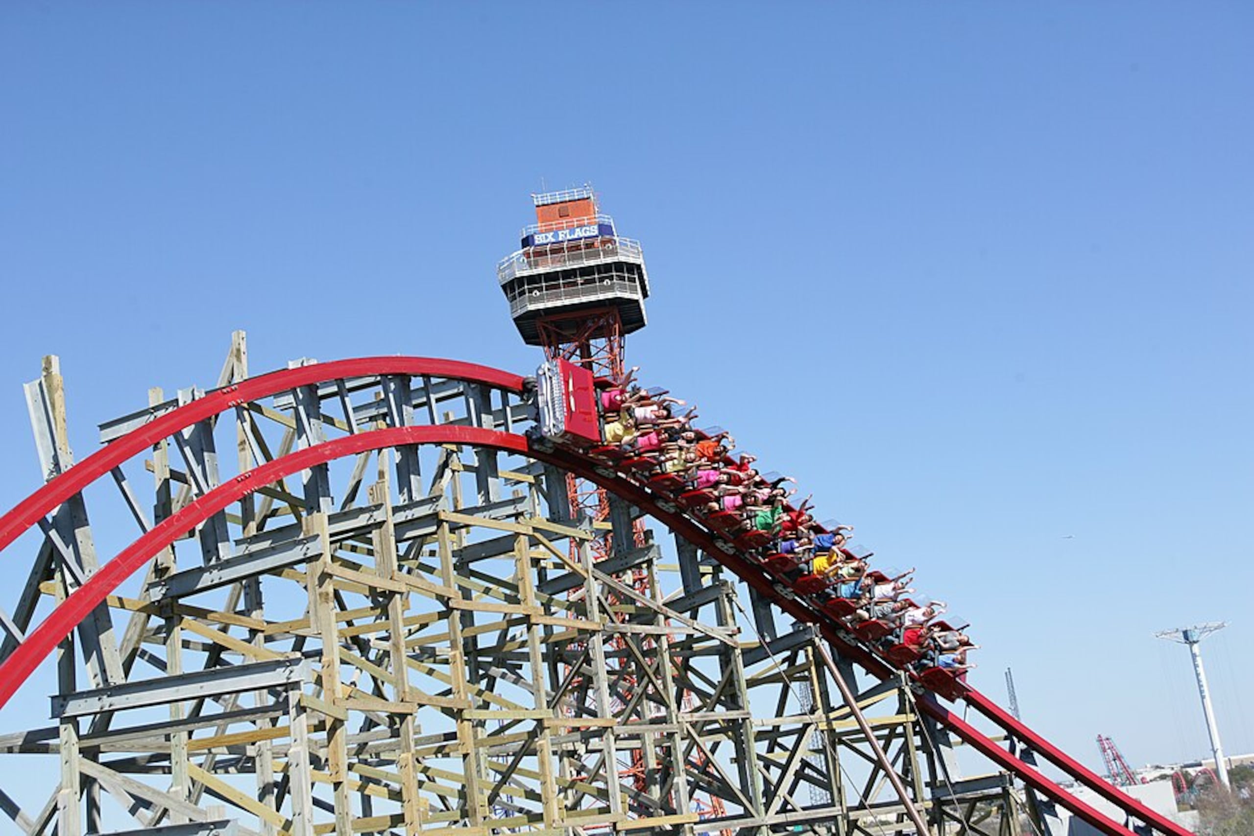 La montaña rusa Goliath, en el parque Six Flags Over Georgia, permanecerá cerrada mientras las autoridades investigan la muerte de un pasajero expulsado de su asiento.