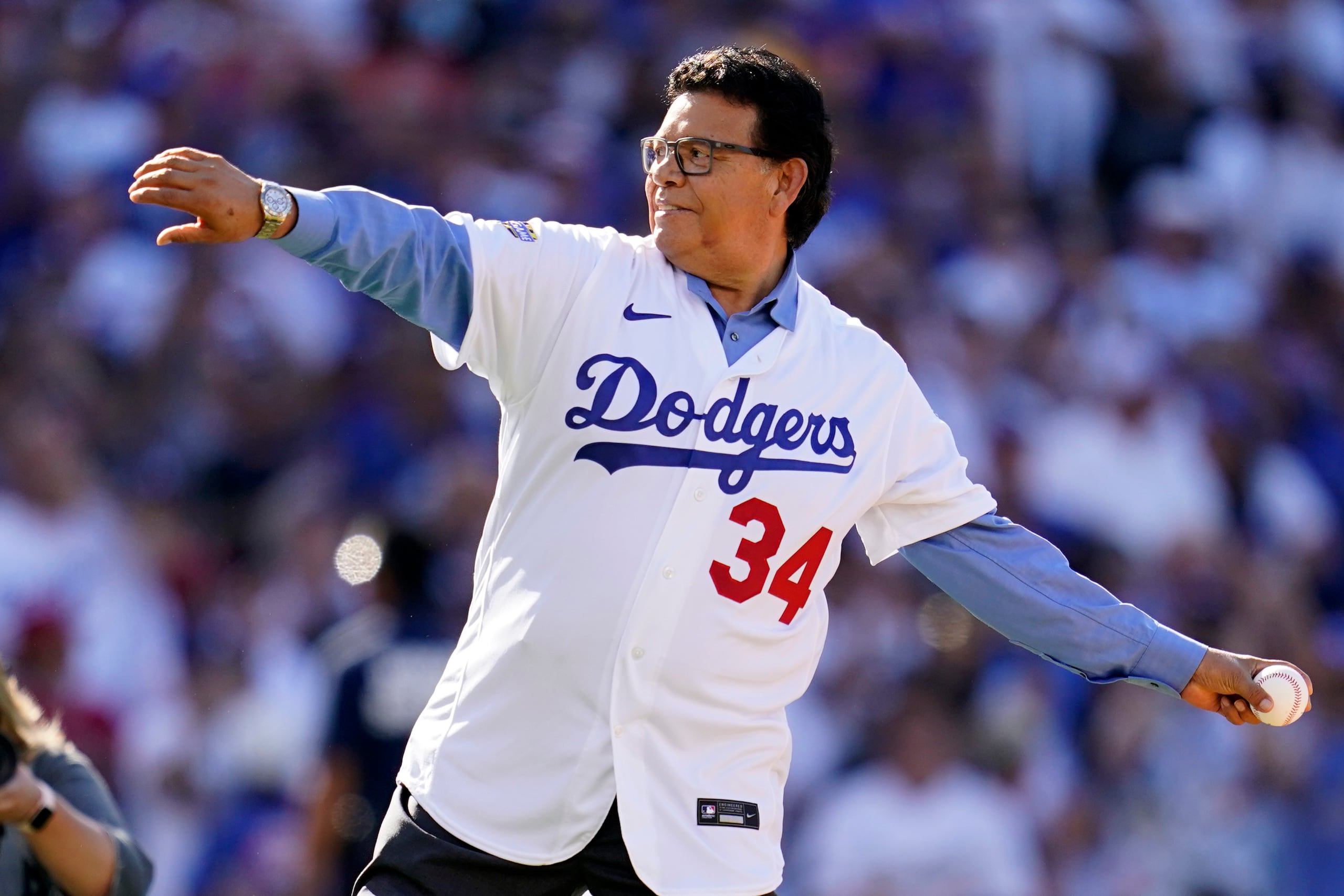 ARCHIVO - El exlanzador de los Dodgers de Los Ángeles, Fernando Valenzuela realiza el lanzamiento de honor durante el Juego de Estrellas de las Grandes Ligas, el 19 de julio de 2022 en Los Ángeles. (AP Foto/Abbie Parr, Archivo)