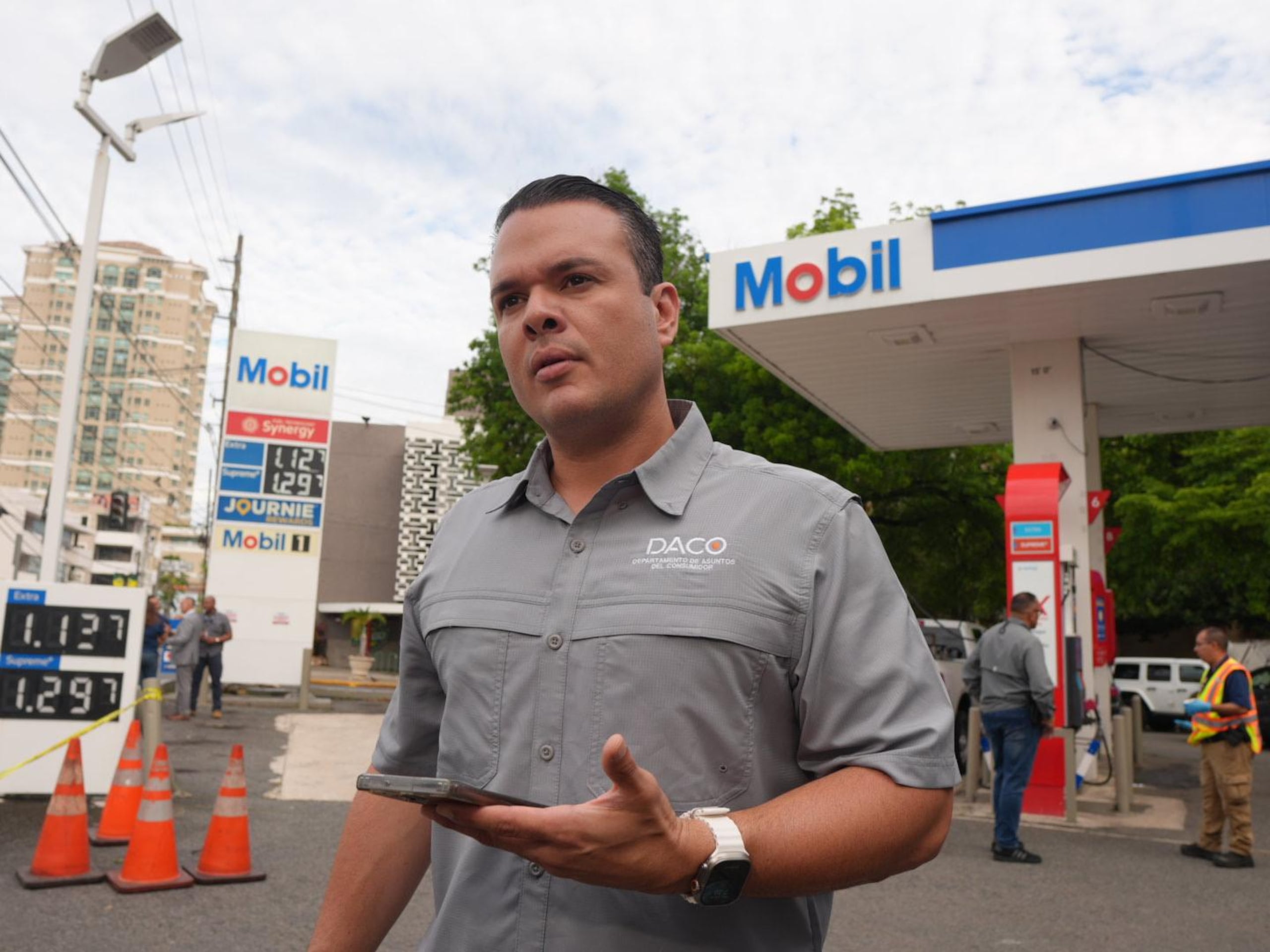 El secretario del DACO, Hiram Torres Montalvo, durante una visita a una gasolinera.