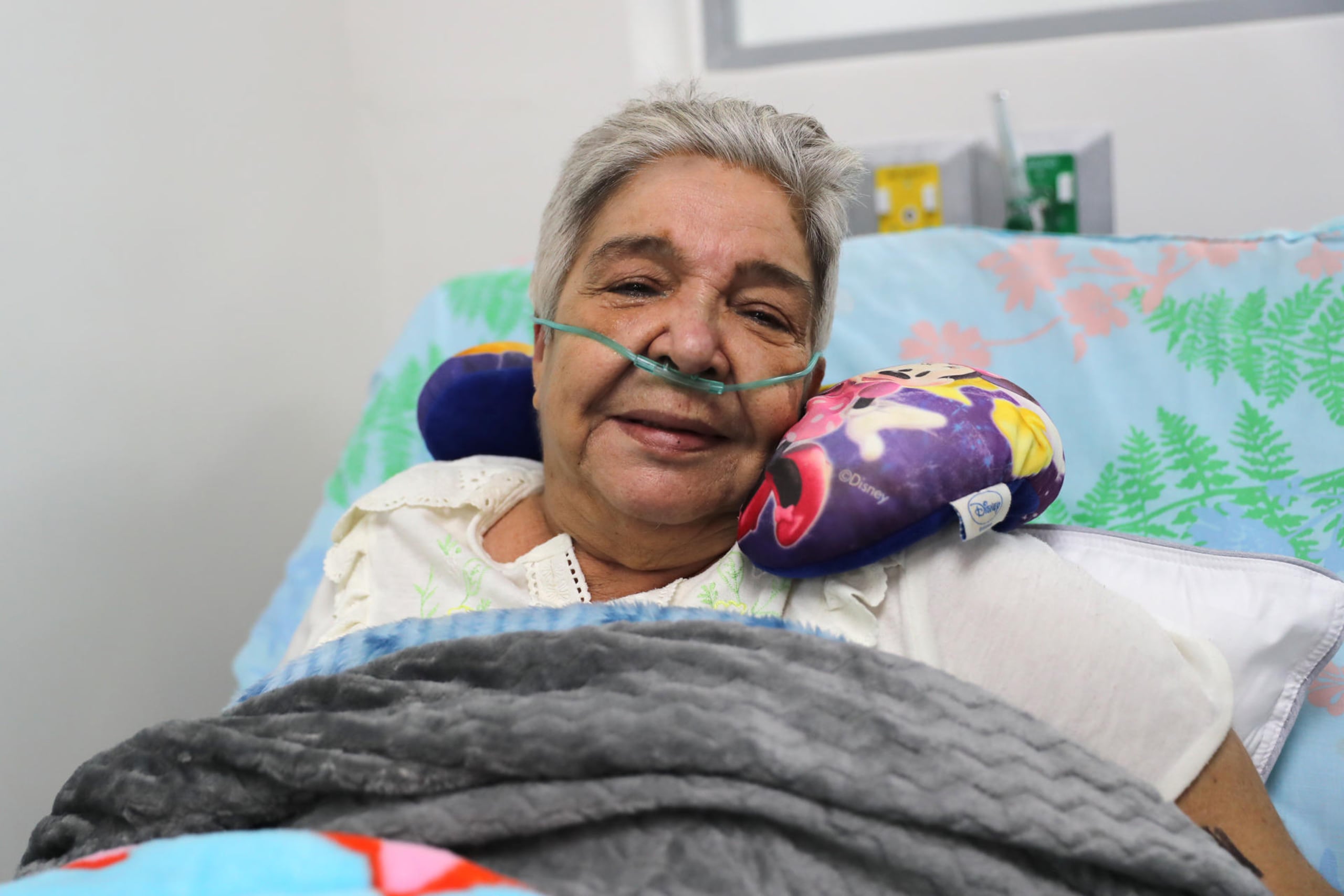 Marlene Santana, sobreviviente de los dos terremotos en Venezuela, posa durante una entrevista con EFE en el Hospital Domingo Luciani, en Caracas.