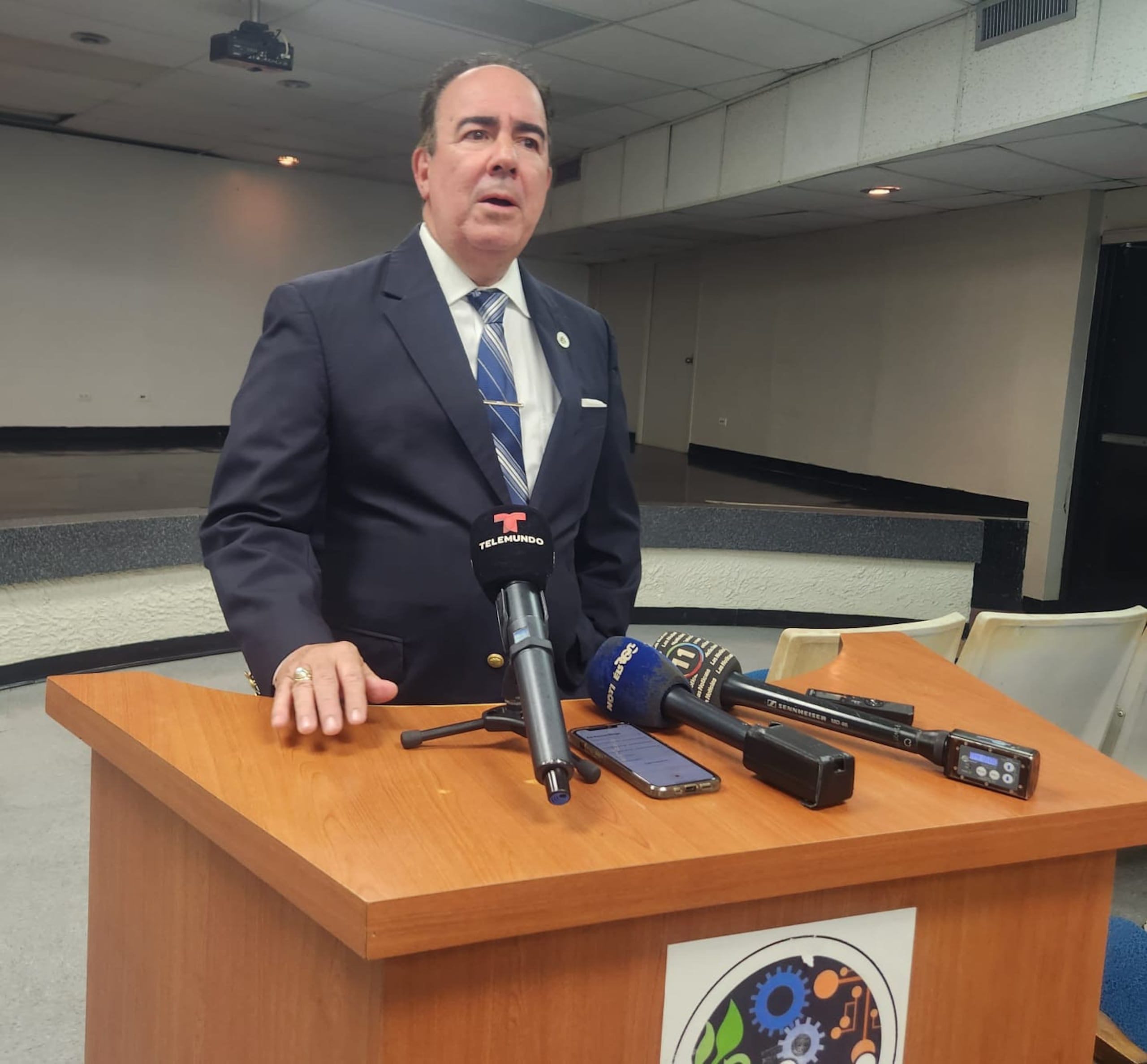 A su llegada al Departamento del Trabajo, el presidente de la UPR, Luis Ferrao, expuso que estaba dispuesto a negociar con el Sindicato de Trabajadores.