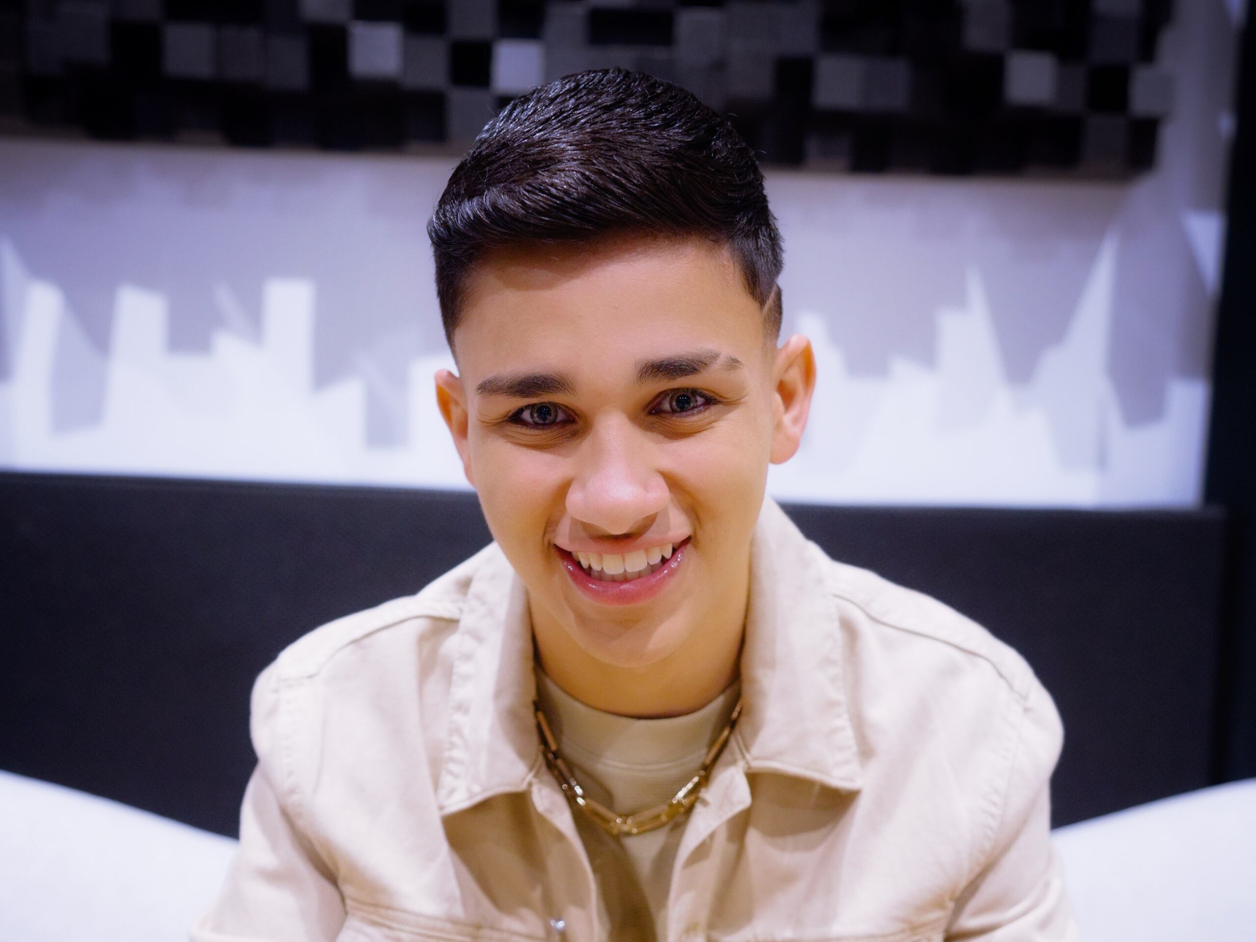 Luis Vázquez lanza un sencillo dedicado a celebrar un pasado encuentro amoroso en la capital dominicana.