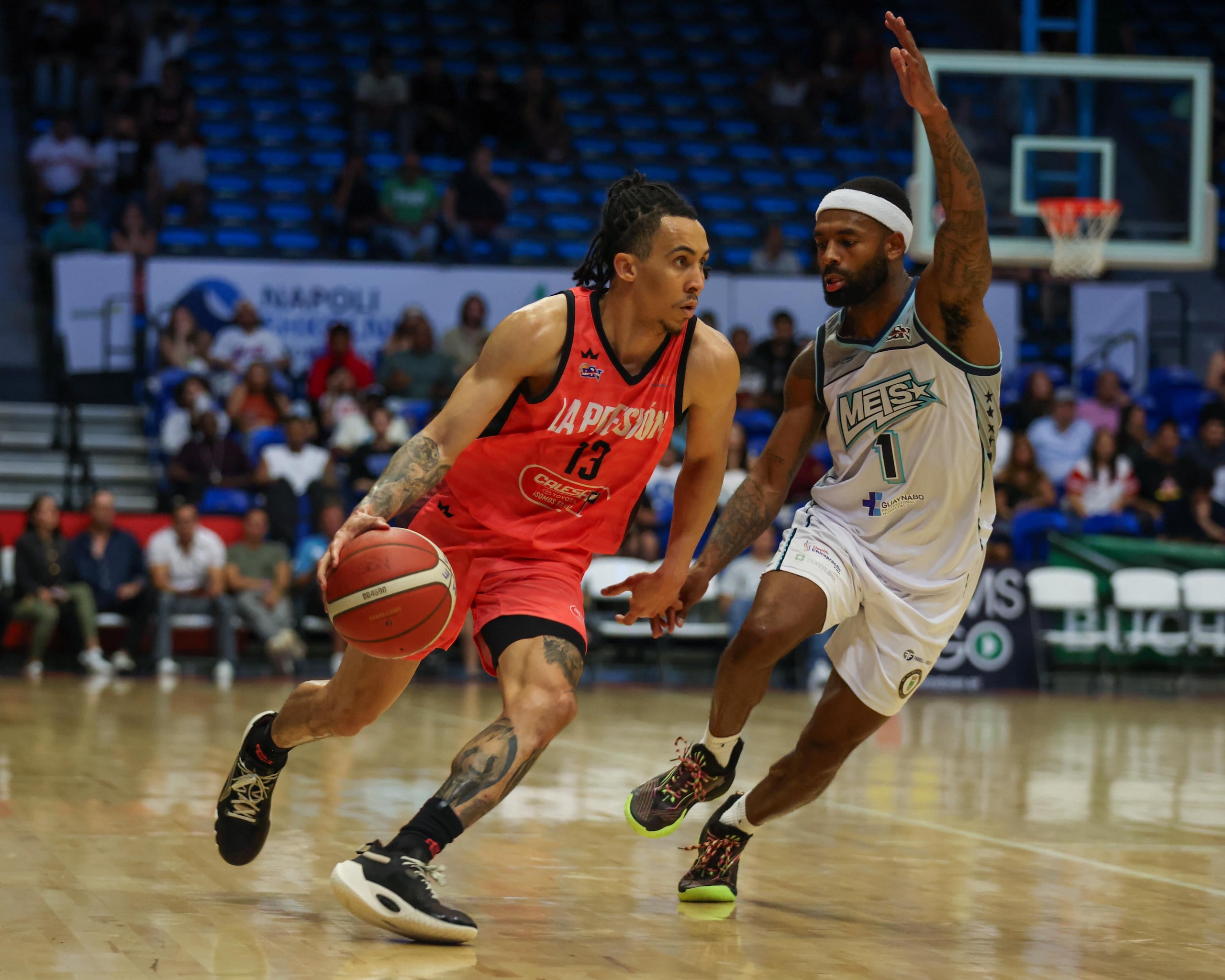Travis Trice, de los Criollos de Caguas, controla el balón ante la defensa de Khary Mauras, de los Mets de Guaynabo.