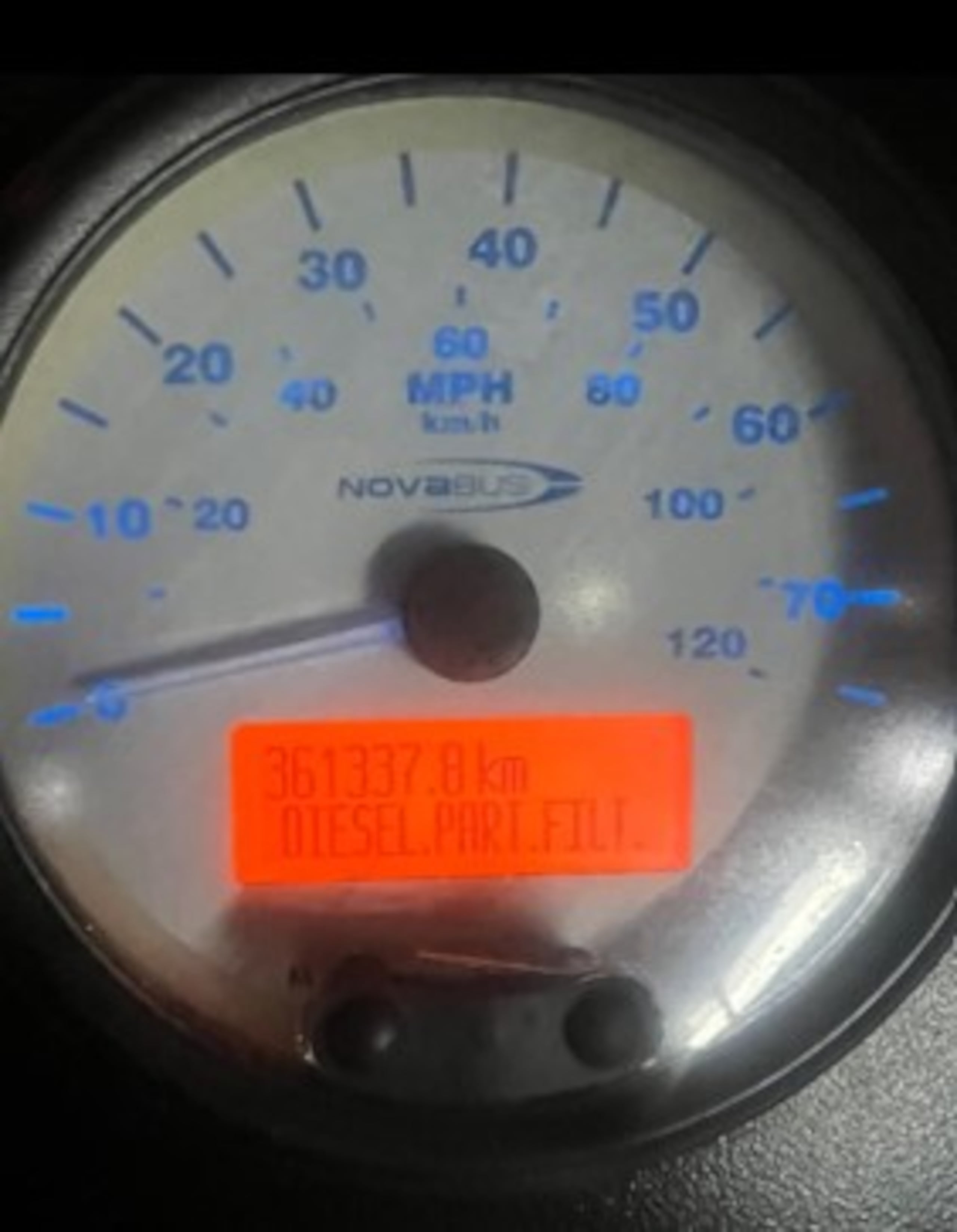 Imagen de monitor de una guagua señalando el combustible contaminado.