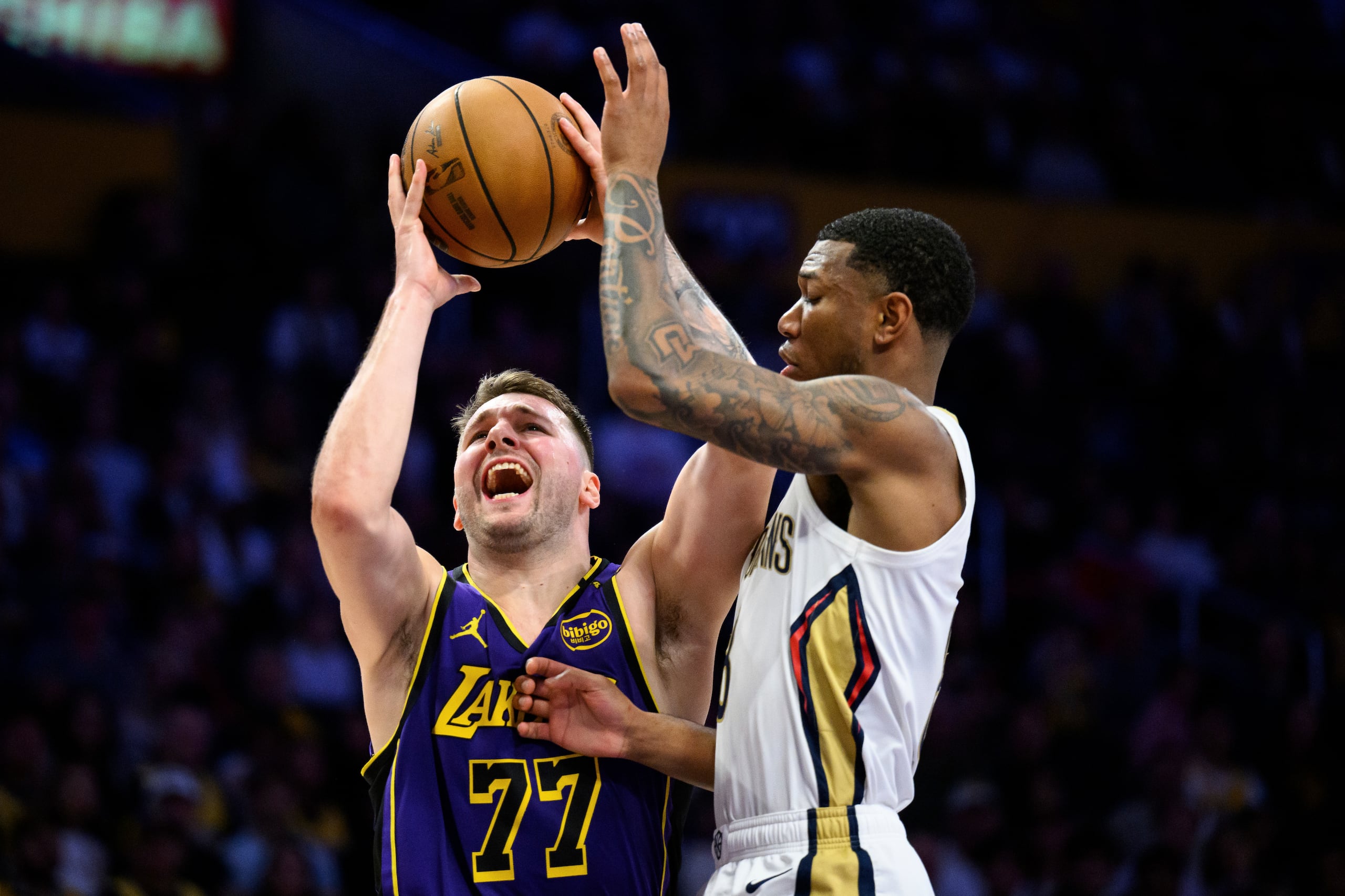 Luka Doncic, de los Lakers de Los Ángeles, busca disparar frente a Jamal Cain, de los Pelicans de Nueva Orleáns, en el encuentro del viernes 4 de abril de 2025.