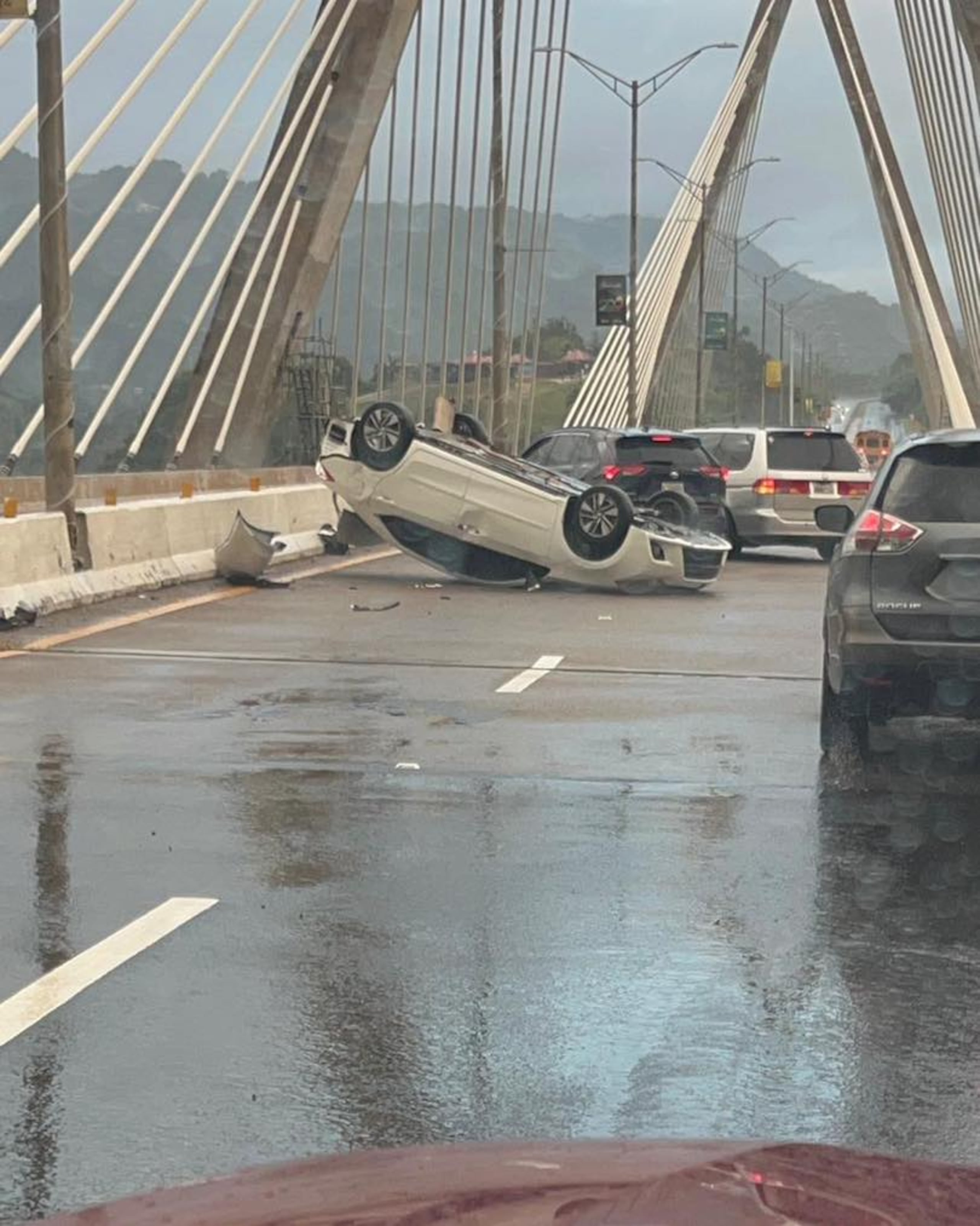 Un carril del puente atirantado fue cerrado.