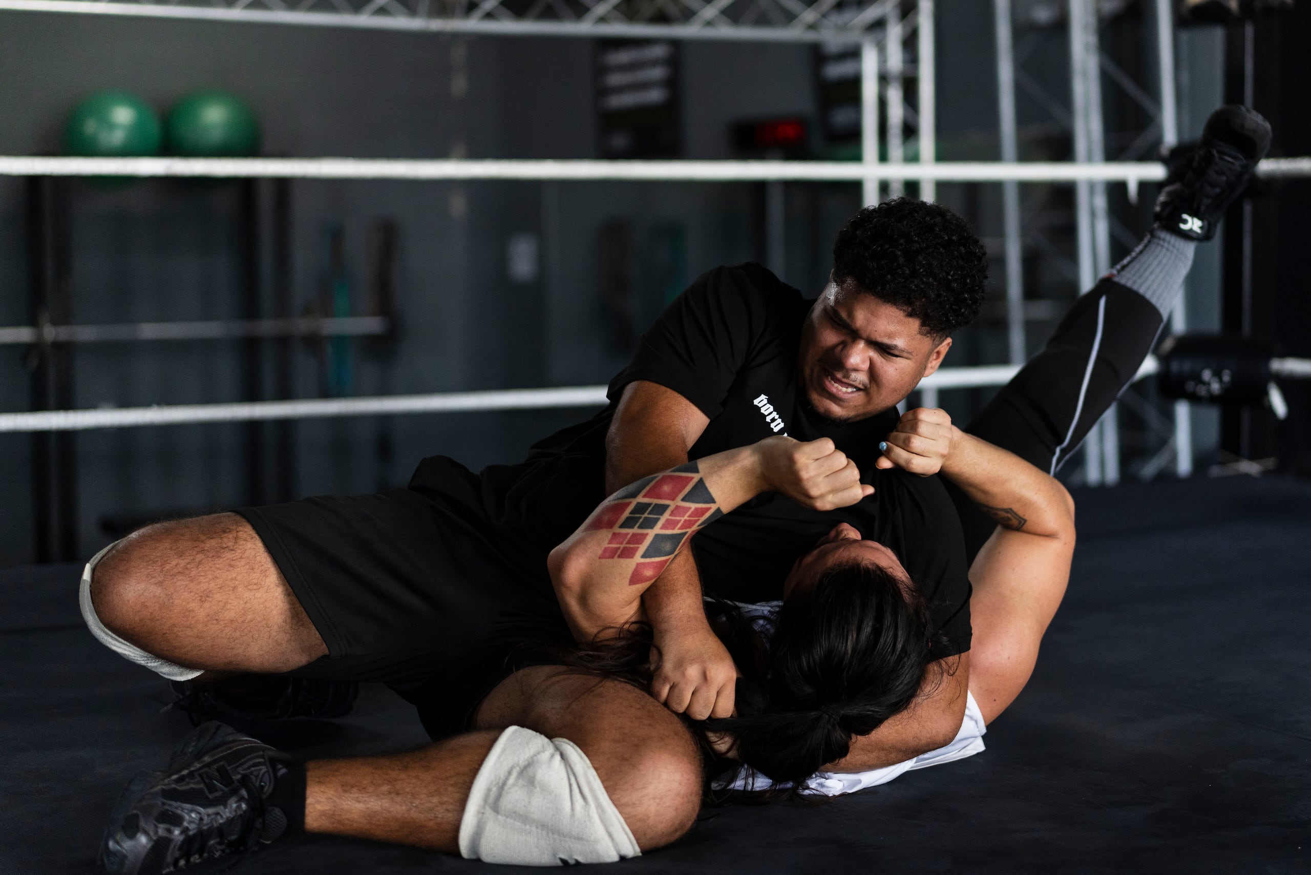 Dos estudiantes de Espíritu Pro Wrestling Dojo practican llaveos en un entrenamiento abierto a Primera Hora.