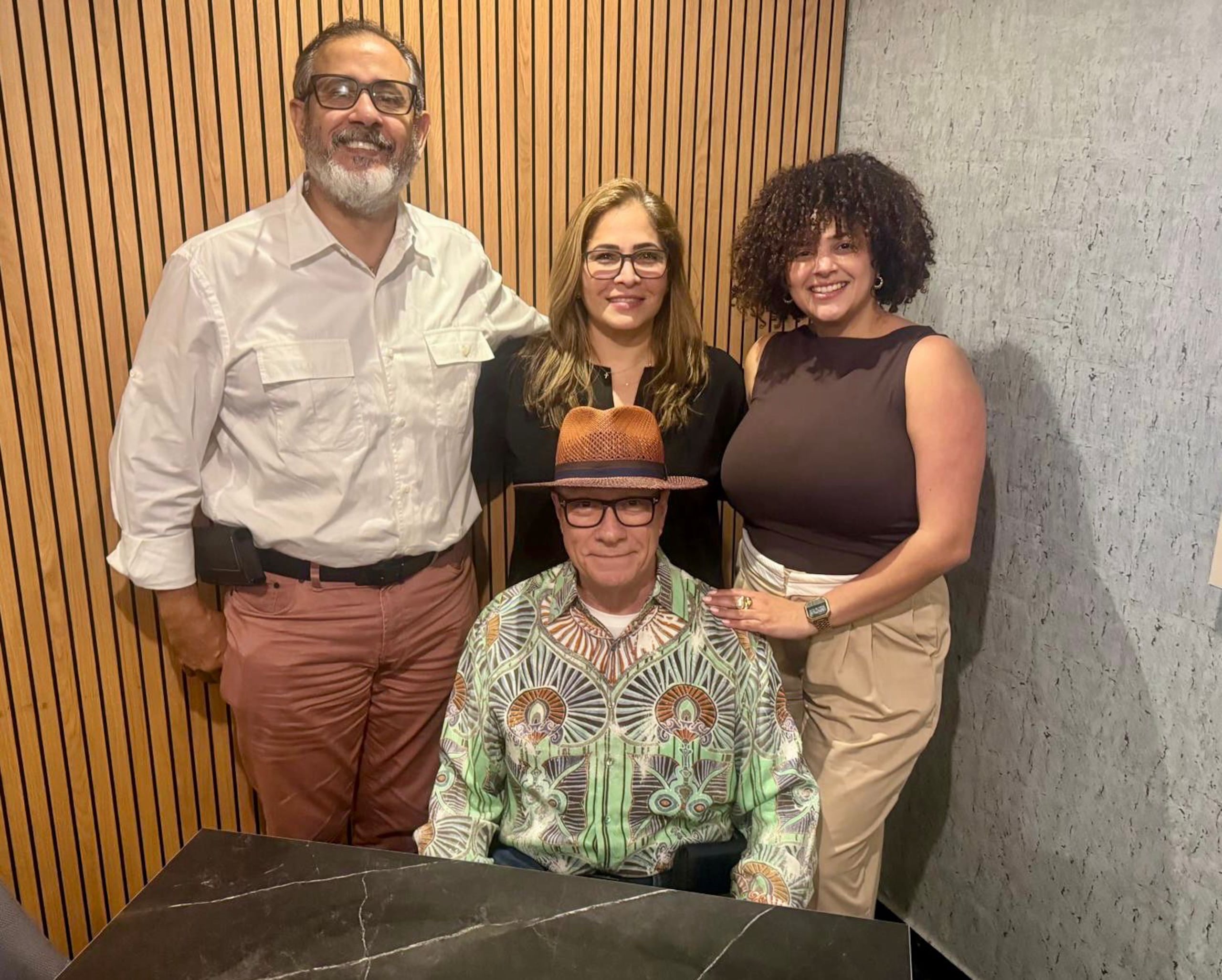 Suministrada
De izquierda a derecha: Luis A. Rosado, nuevo dueño y director ejecutivo (CEO) de Néstor Reyes, Inc.; Niulma I. Santiago, ex codueña de Néstor Reyes, Inc.; licenciada Ivette M. Hernández, codueña y directora de Operaciones (COO); sentado: Edmundo Rodríguez, expresidente y exdueño.