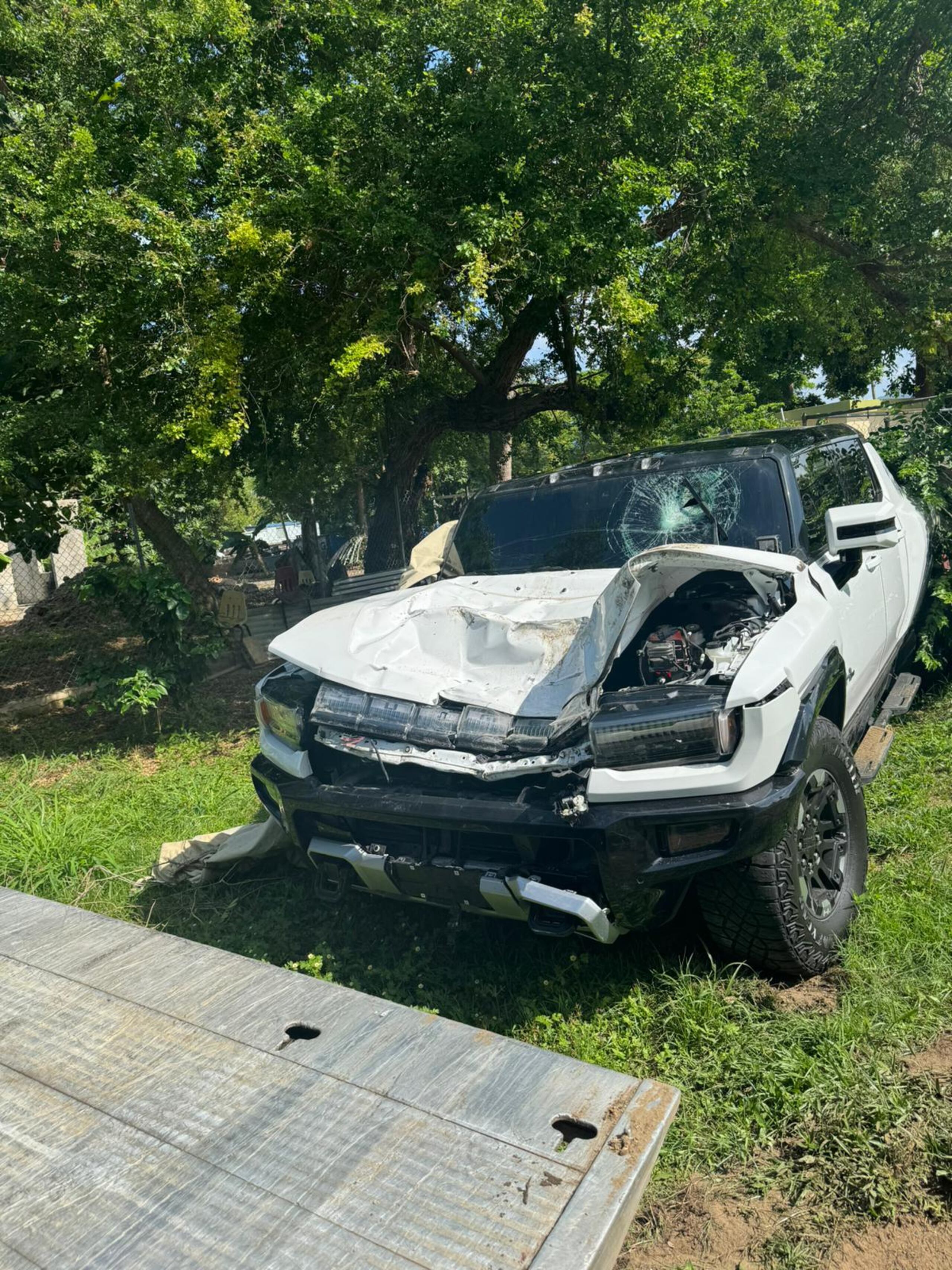 Guagua ocupada en el barrio Palmas de Arroyo, con características similares a la que impactó a dos jinetes en Humacao.