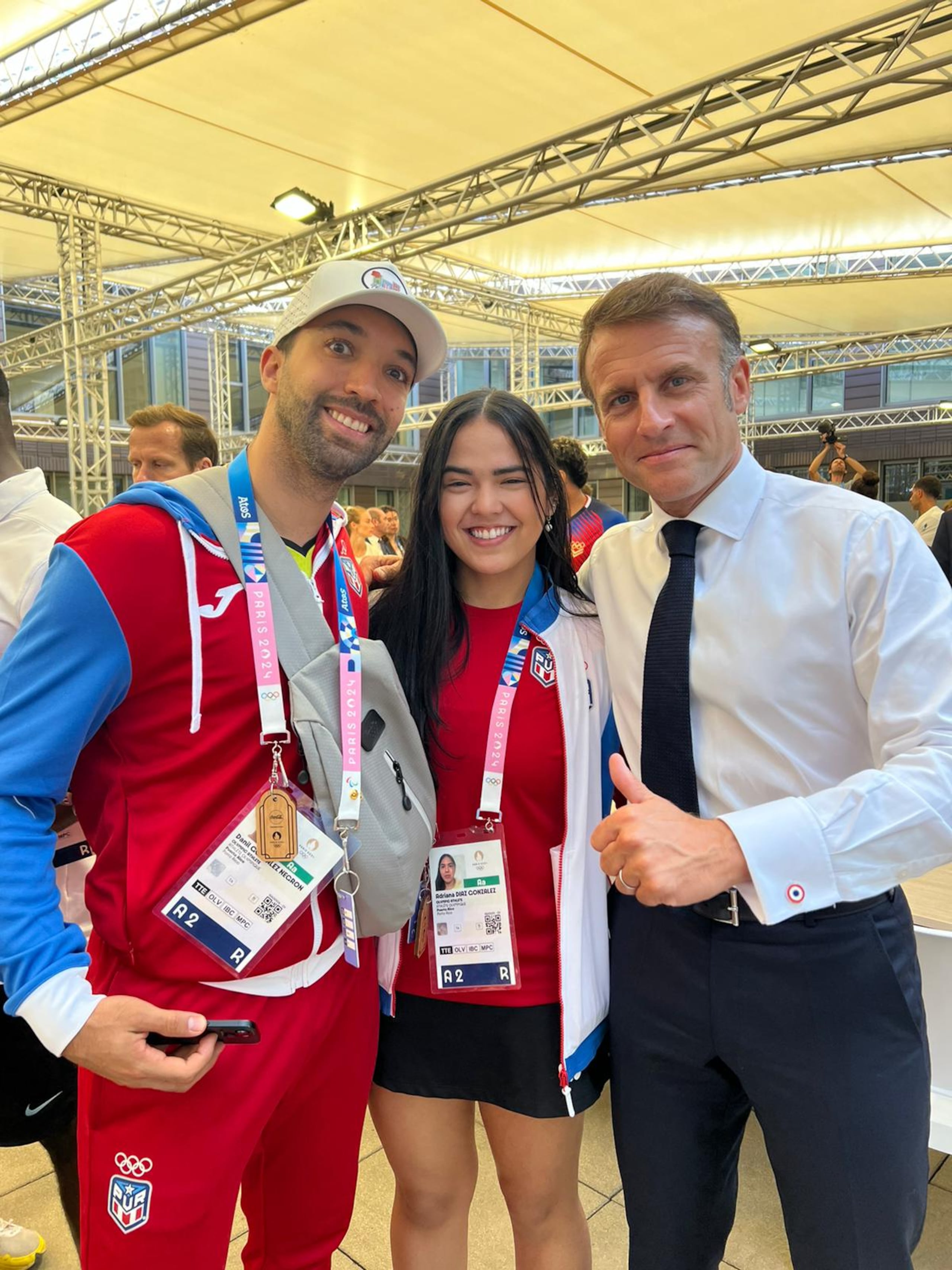 De izquierda a derecha, Daniel González, Adriana Díaz y Emmanuel Macron.