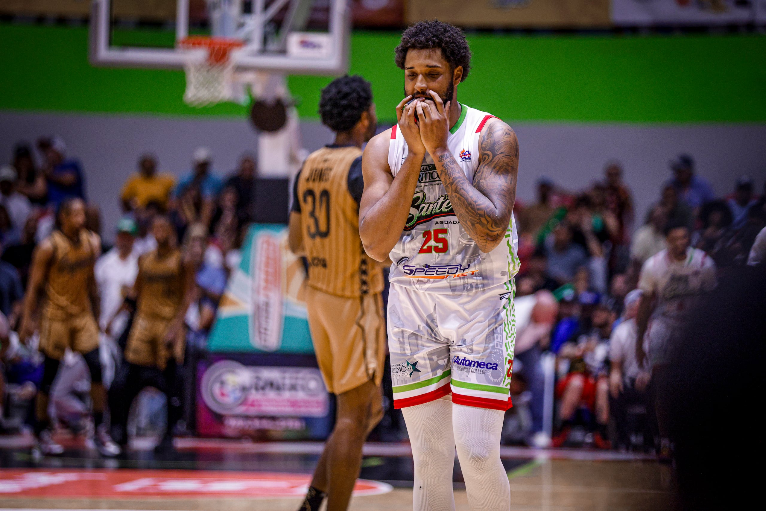 Joel Soriano, refuerzo de los Santeros de Aguada, tras cometer su quinta falta personal en el cuarto juego de la final del BSN.