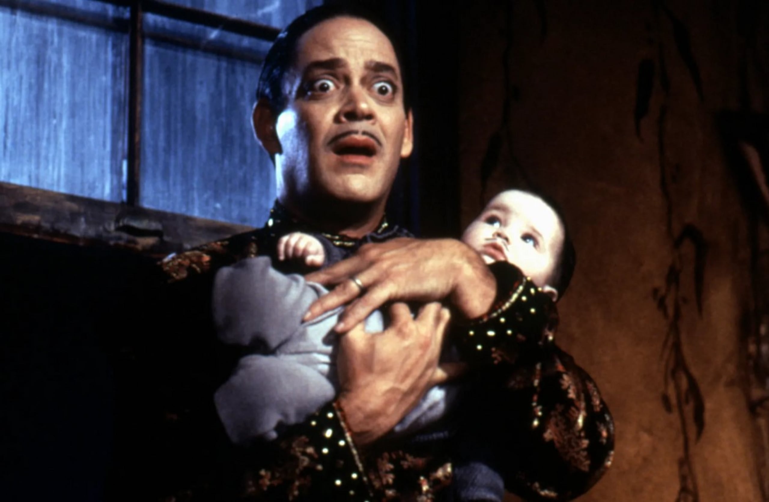 Interpretó a "Gomez" en las películas de "The Addams Family", que forman parte de la muestra.
