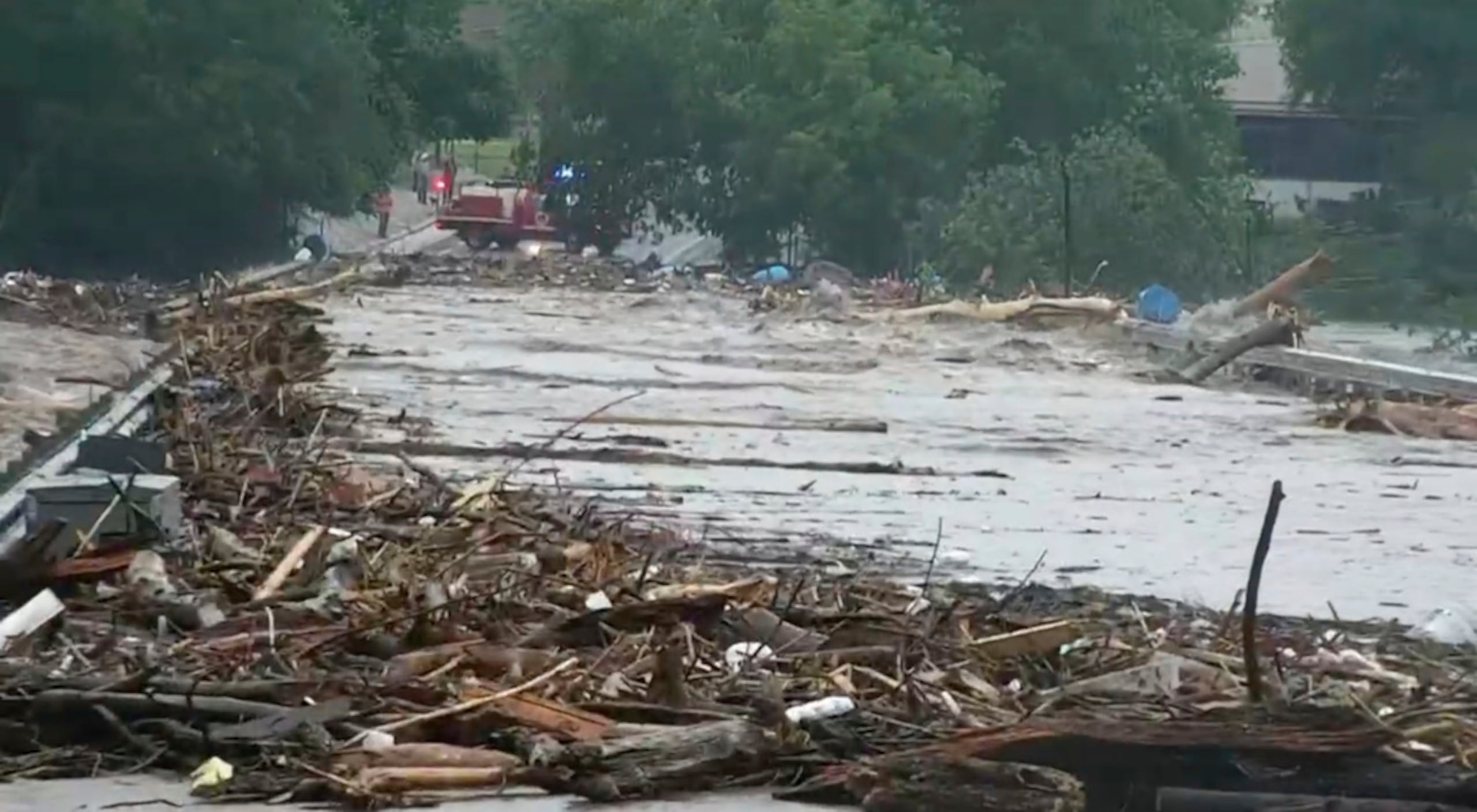 El agua sube por severas inundaciones a lo largo del río Guadalupe, en el condado de Kerr, Texas, el viernes 4 de julio de 2025.