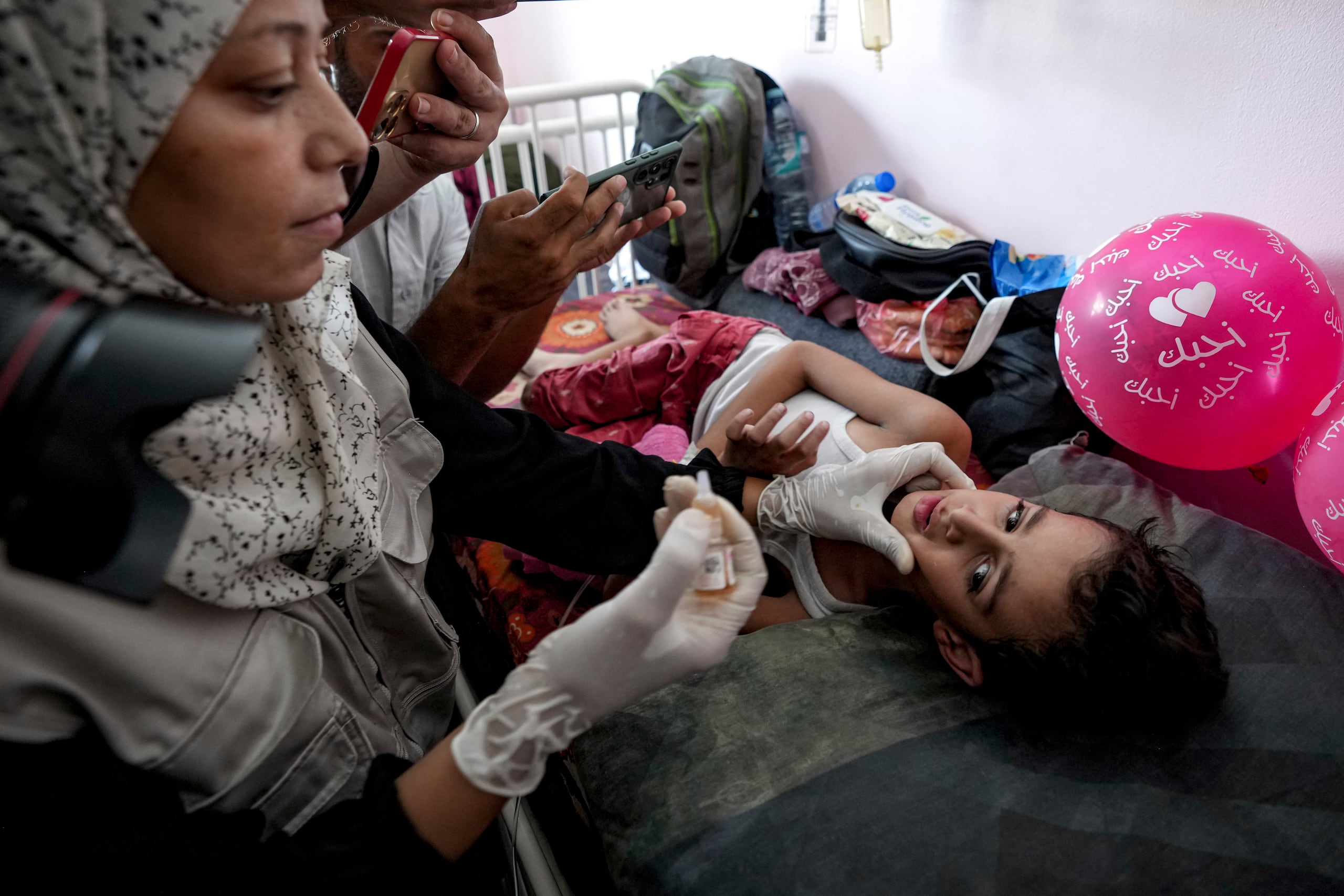 Un trabajador médico administra una vacuna contra la polio a un niño, en Jan Yunis, Franja de Gaza.