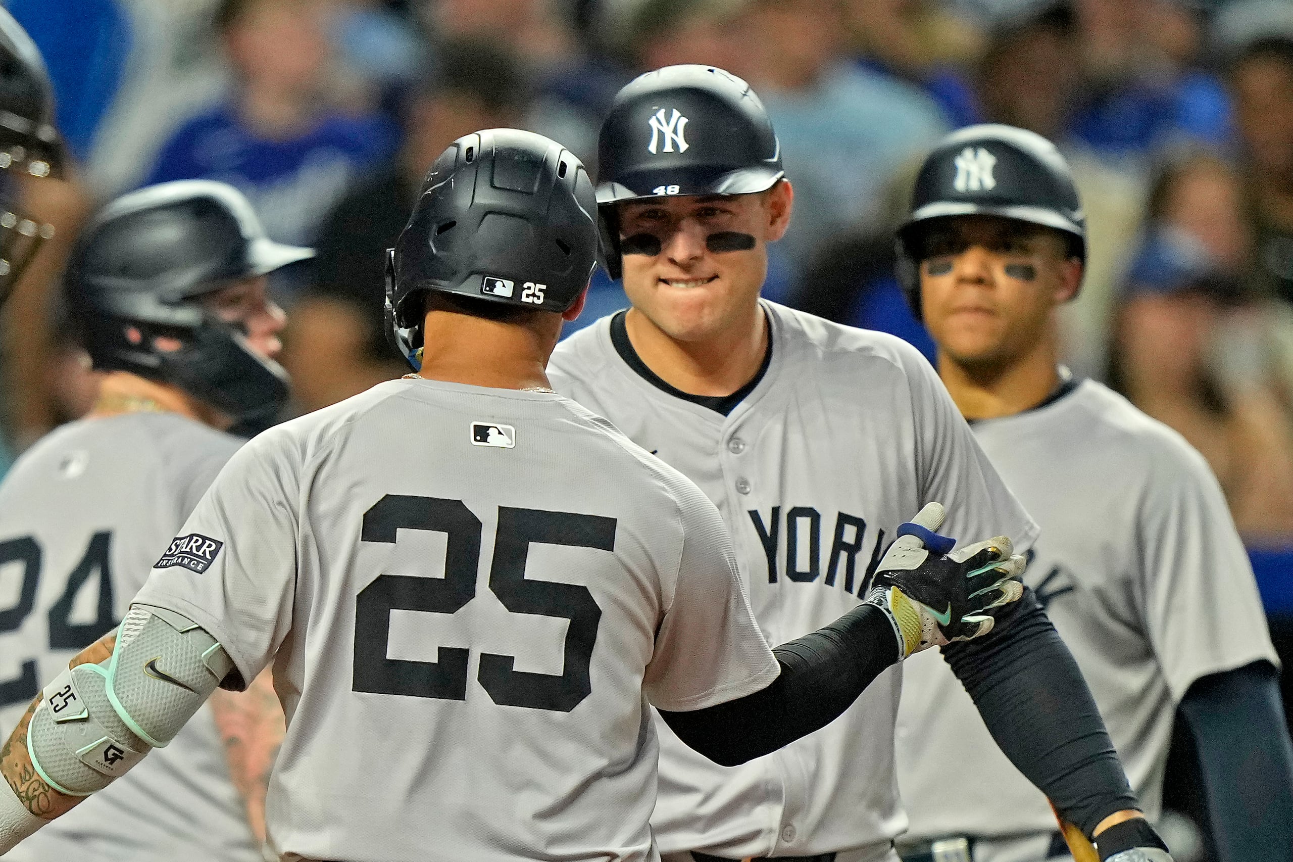 El venezolano Gleyber Torres (25), de los Yankees de Nueva York, festeja con su compañero Anthony Rizzo tras batear un jonrón en el duelo del miércoles.