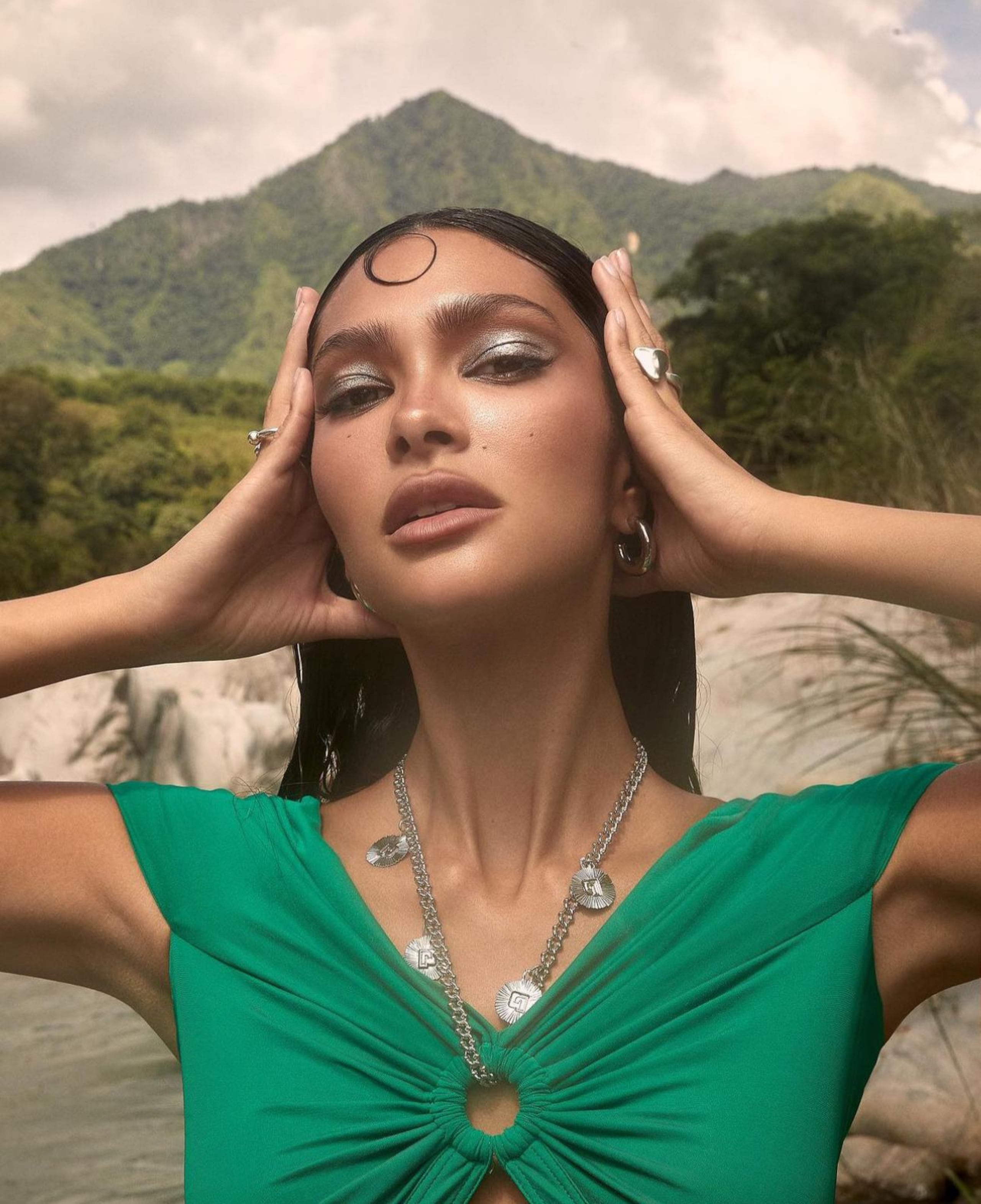 Los peinados repelados y los maquillajes en tonos metálicos están de moda en esta temporada.