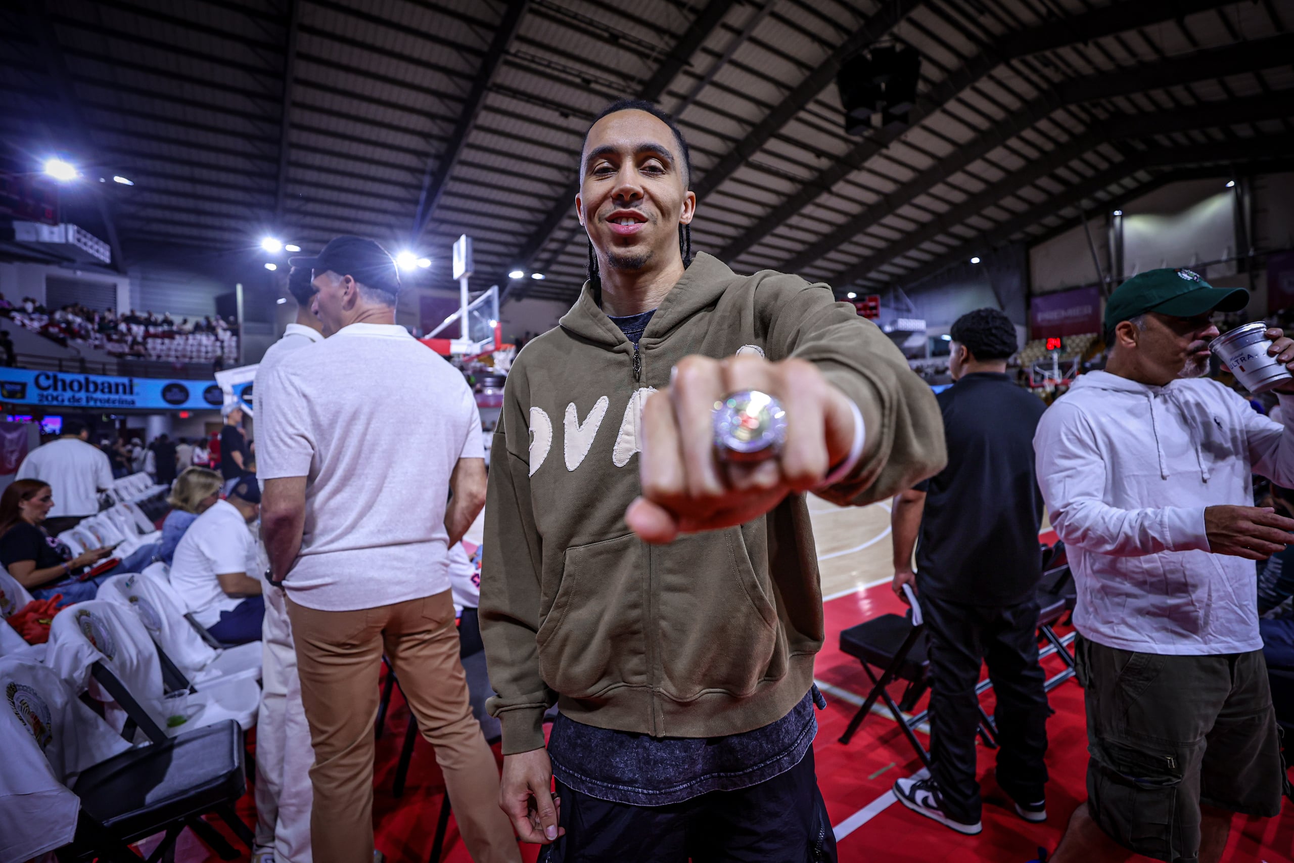 Travis Trice muestra el anillo de campeonato que ganó con los Criollos de Caguas en 2024.