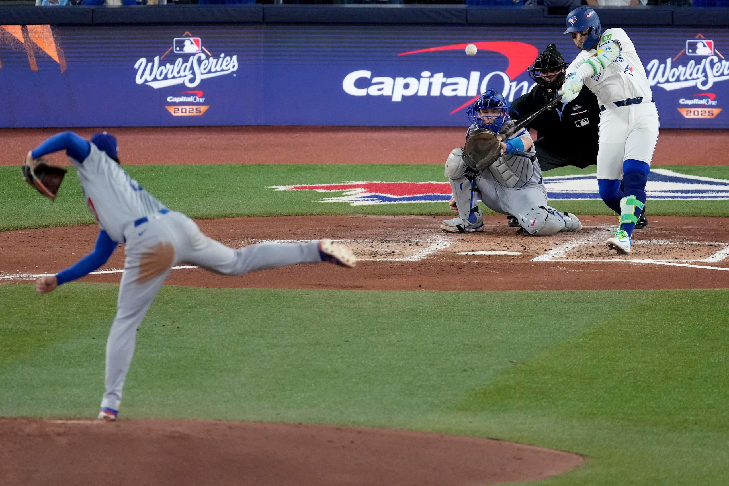 Bo Bichette conecta un cuadrangular de tres carreras frente a Shohei Ohtani en el séptimo juego de la Serie Mundial.